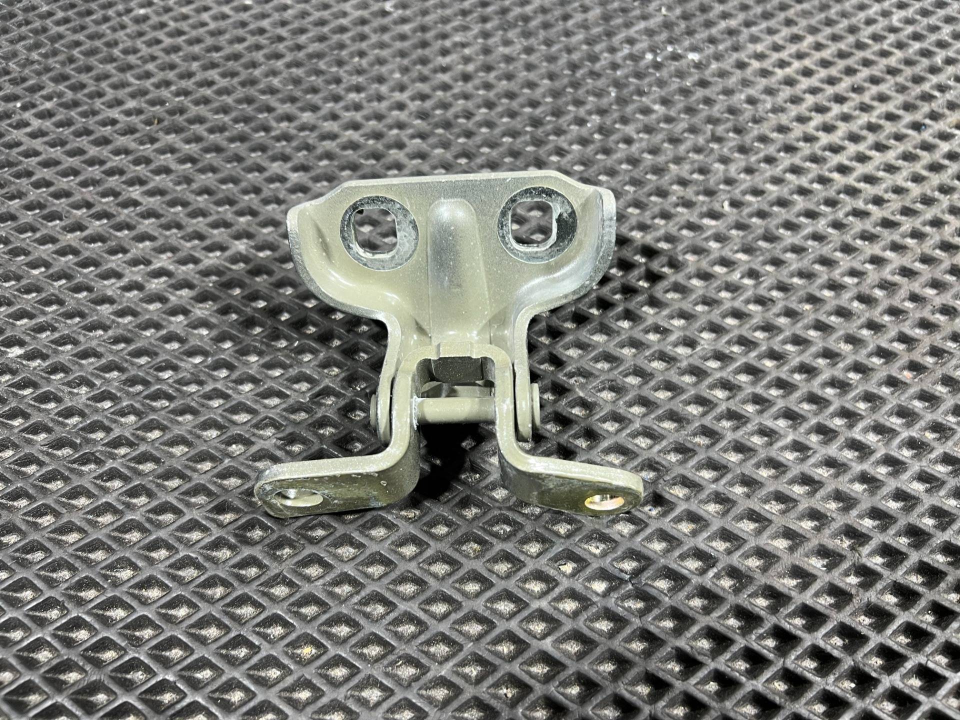 петля двери передней правой GMC Hummer EV 2024 OEM 13501713