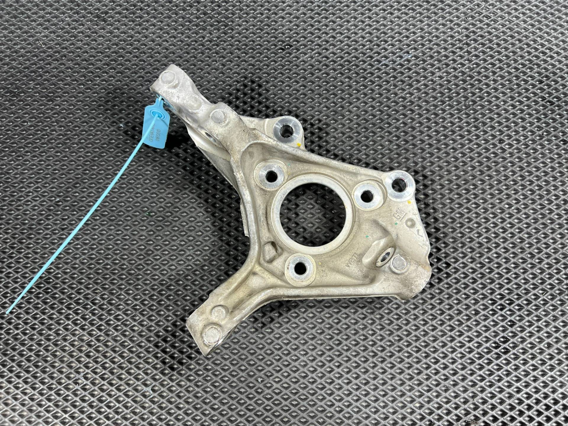 кулак поворотный левый Buick Encore GX 2023 OEM 42757358
