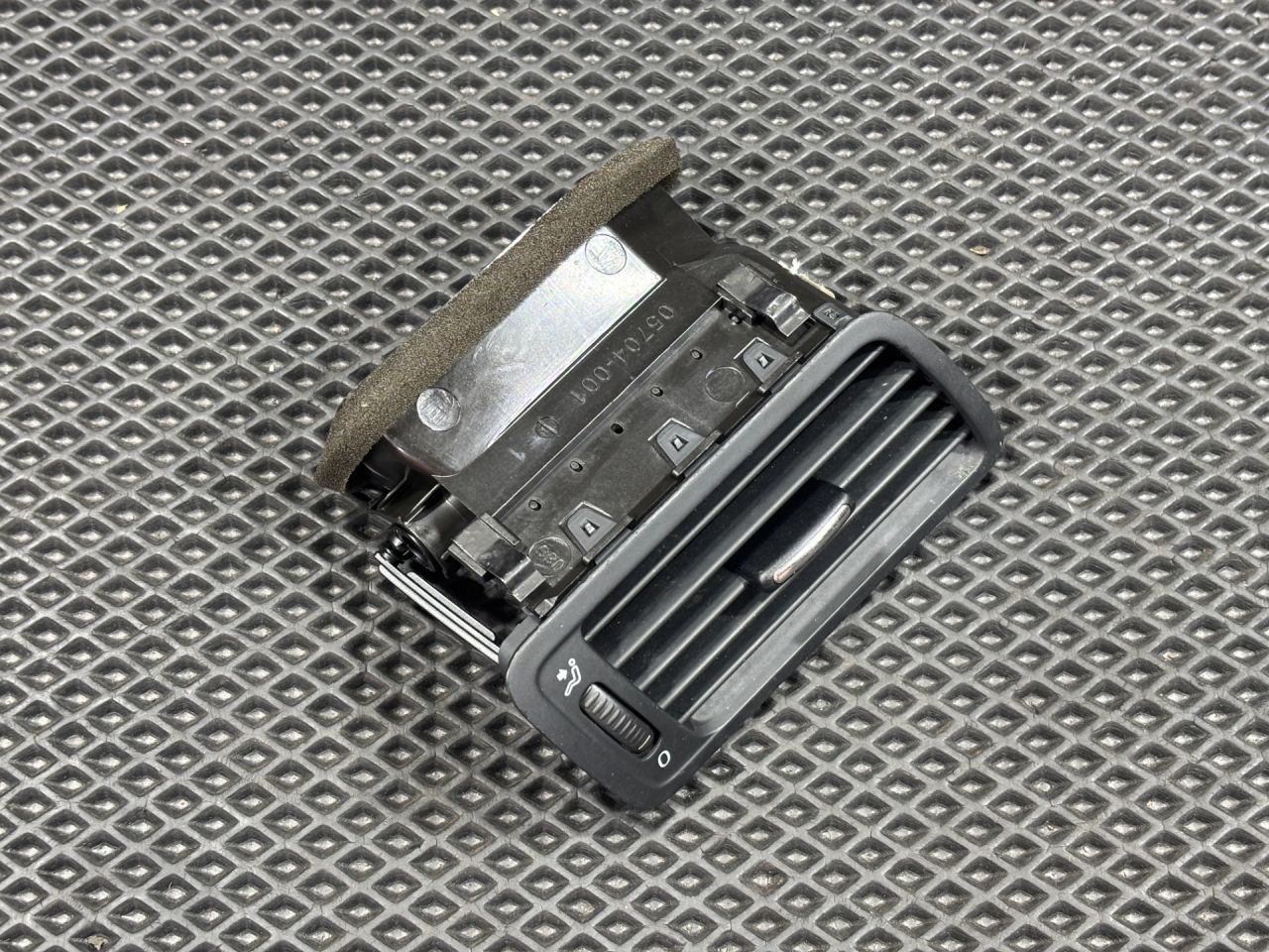 дефлектор обдува салона Volkswagen Passat B6 2008, 2.0 л., BPY, бензин, 3C1819702F, 3C1819702E - фото №1