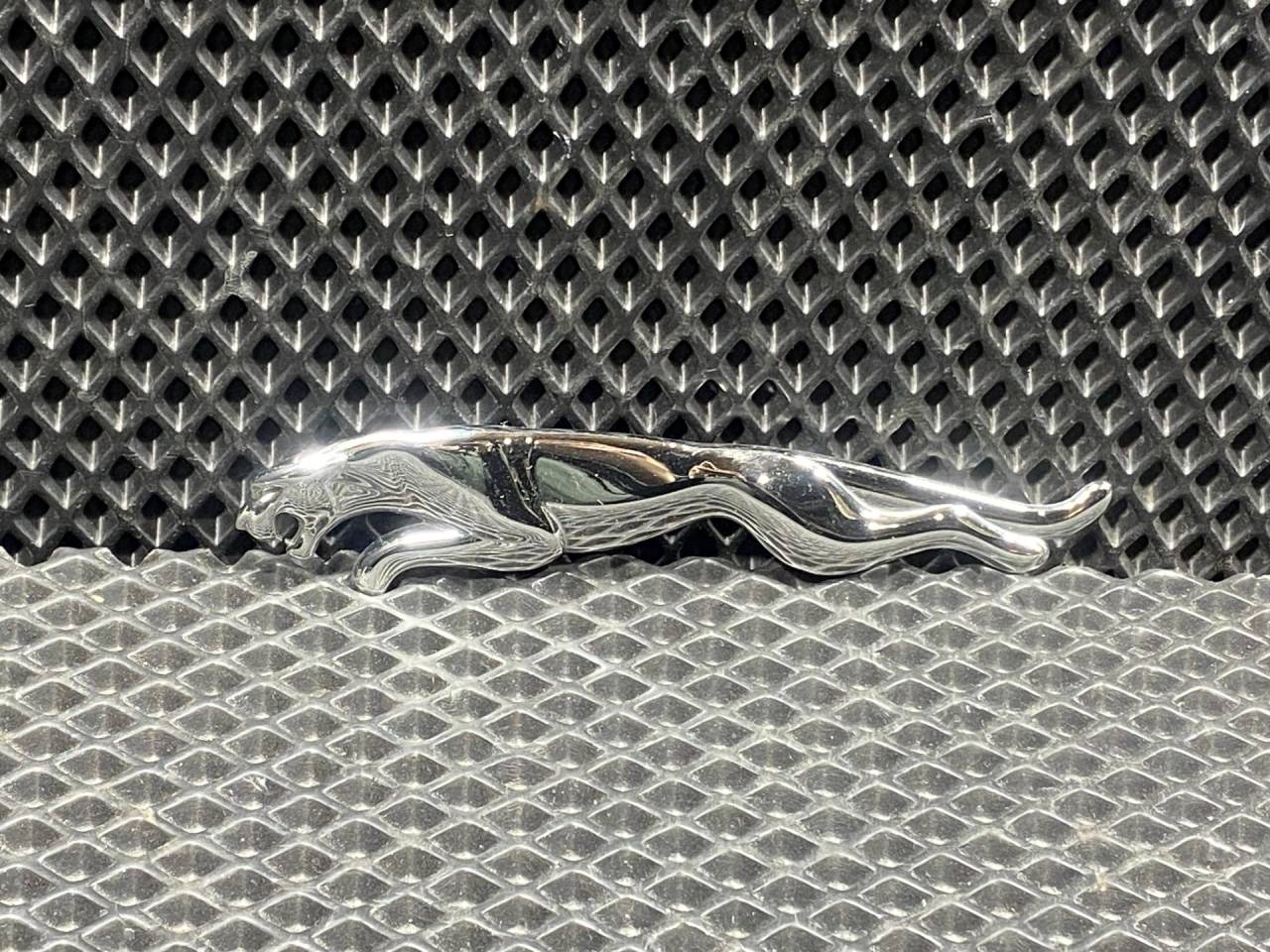 эмблема Jaguar XF X260 2016, 3.0 л., AJ 126, бензин, АКПП, седан, T2H26823, GX73404D52 - фото №1