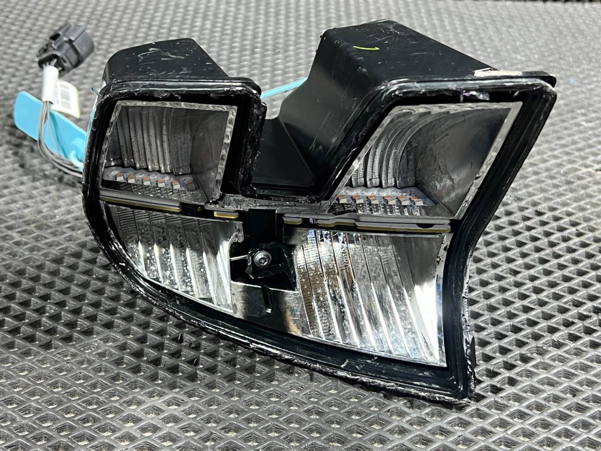 Фонарь задний правый Ford Mustang Mach-E 2023 OEM LJ8B13404AG, LJ8B13404A