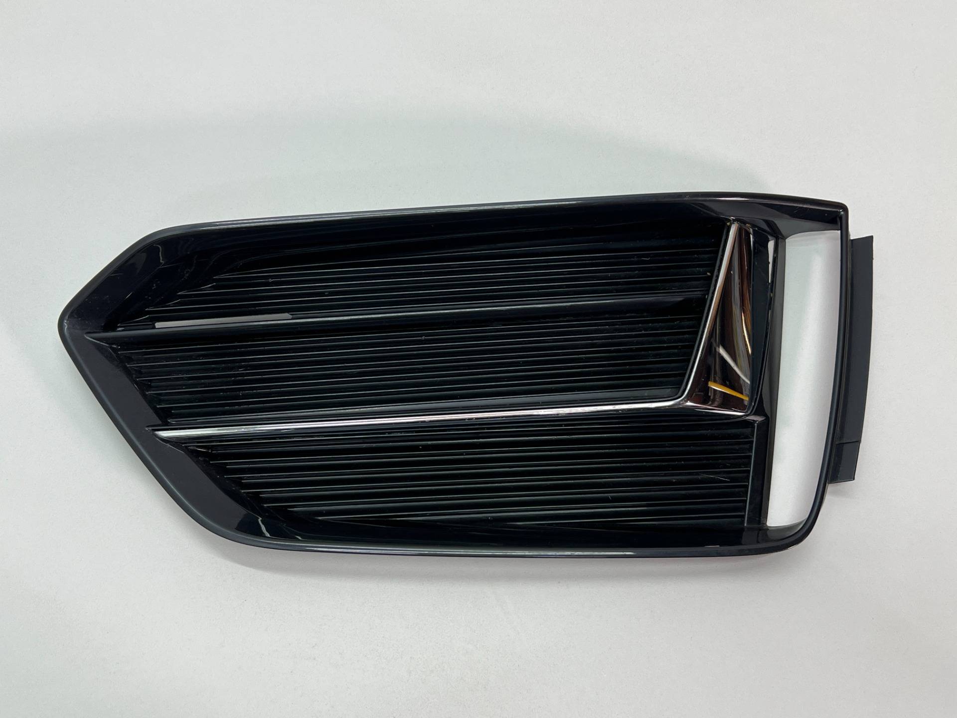 Заглушка (решетка) в бампер Audi A5 F5 2017 OEM 8W6807682M