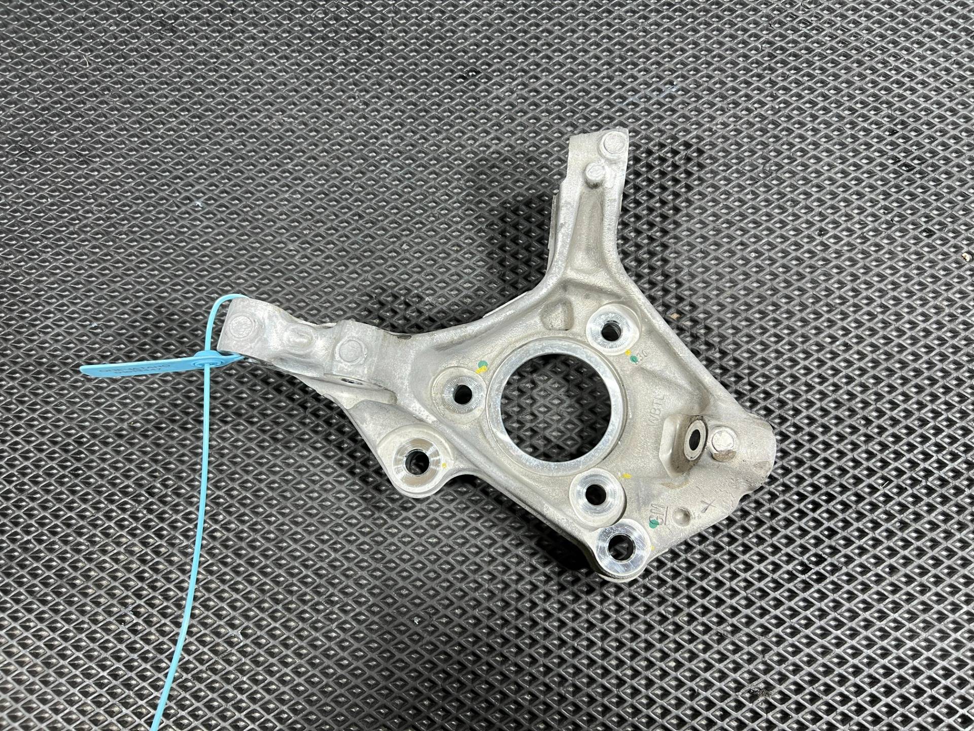 кулак поворотный правый Buick Encore GX рестайлинг 2024 OEM 42757359, 42481616