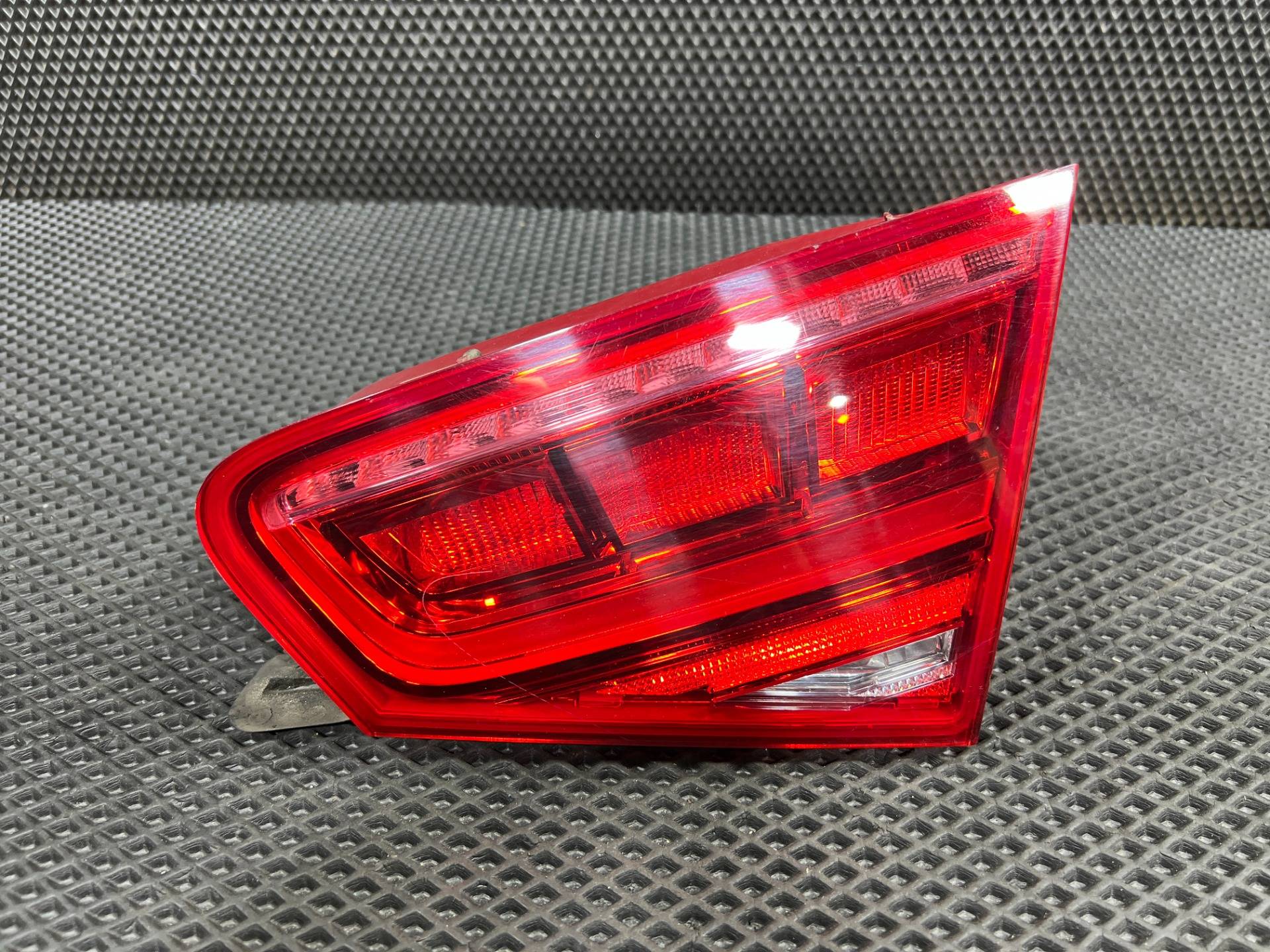 Фонарь крышки багажника правый Audi S8 D4 2013 OEM 4H0945094A