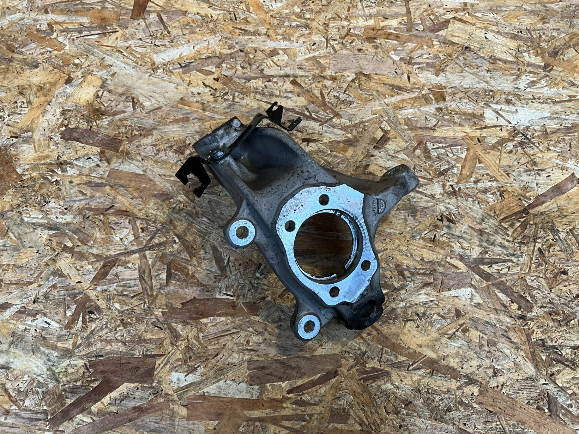 кулак задний левый Nissan Rogue T33 2022 OEM 430196RR1A