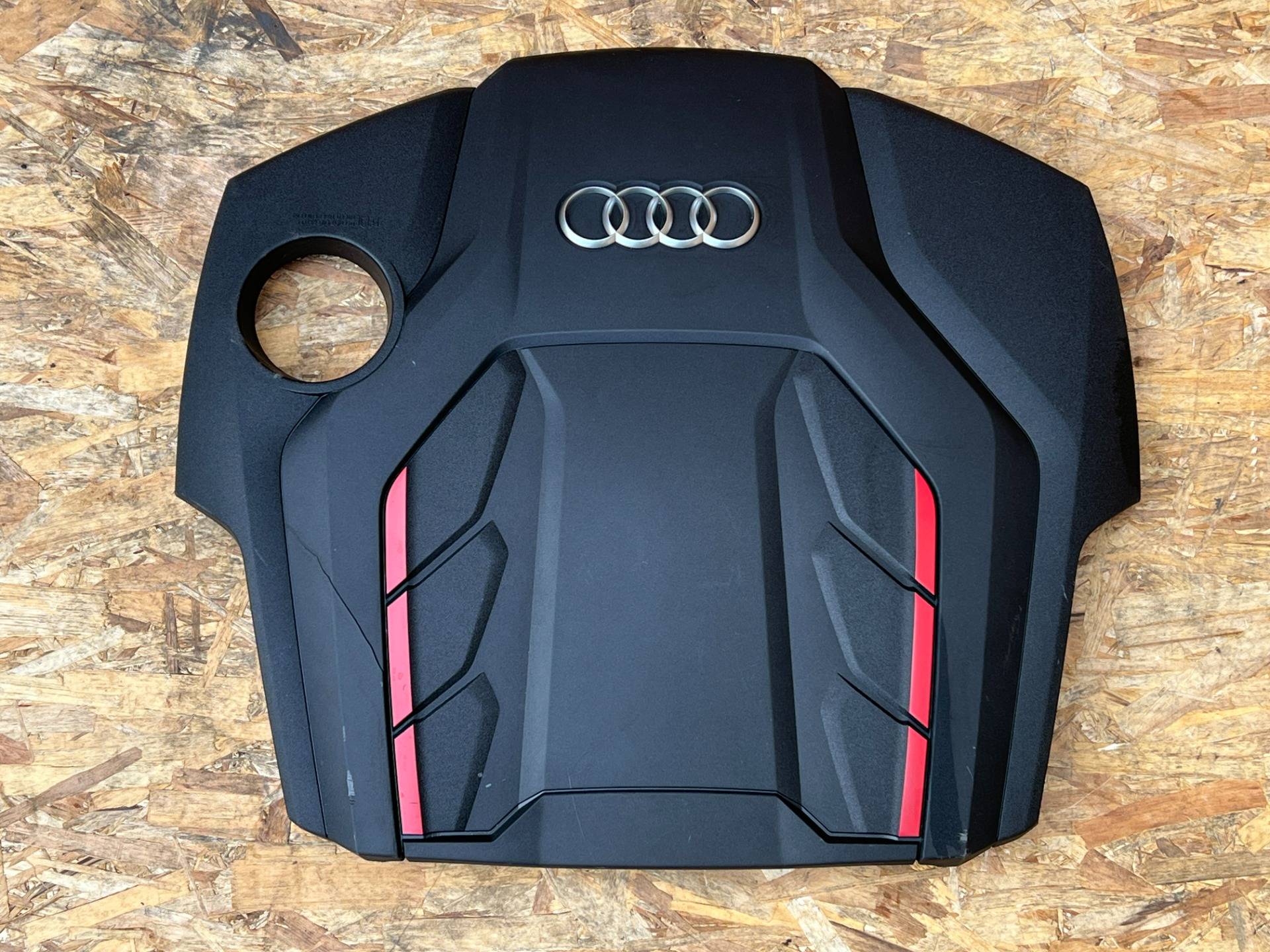 Декоративная крышка двигателя Audi RS4 B9 рестайлинг 2021 OEM 06M103925AD