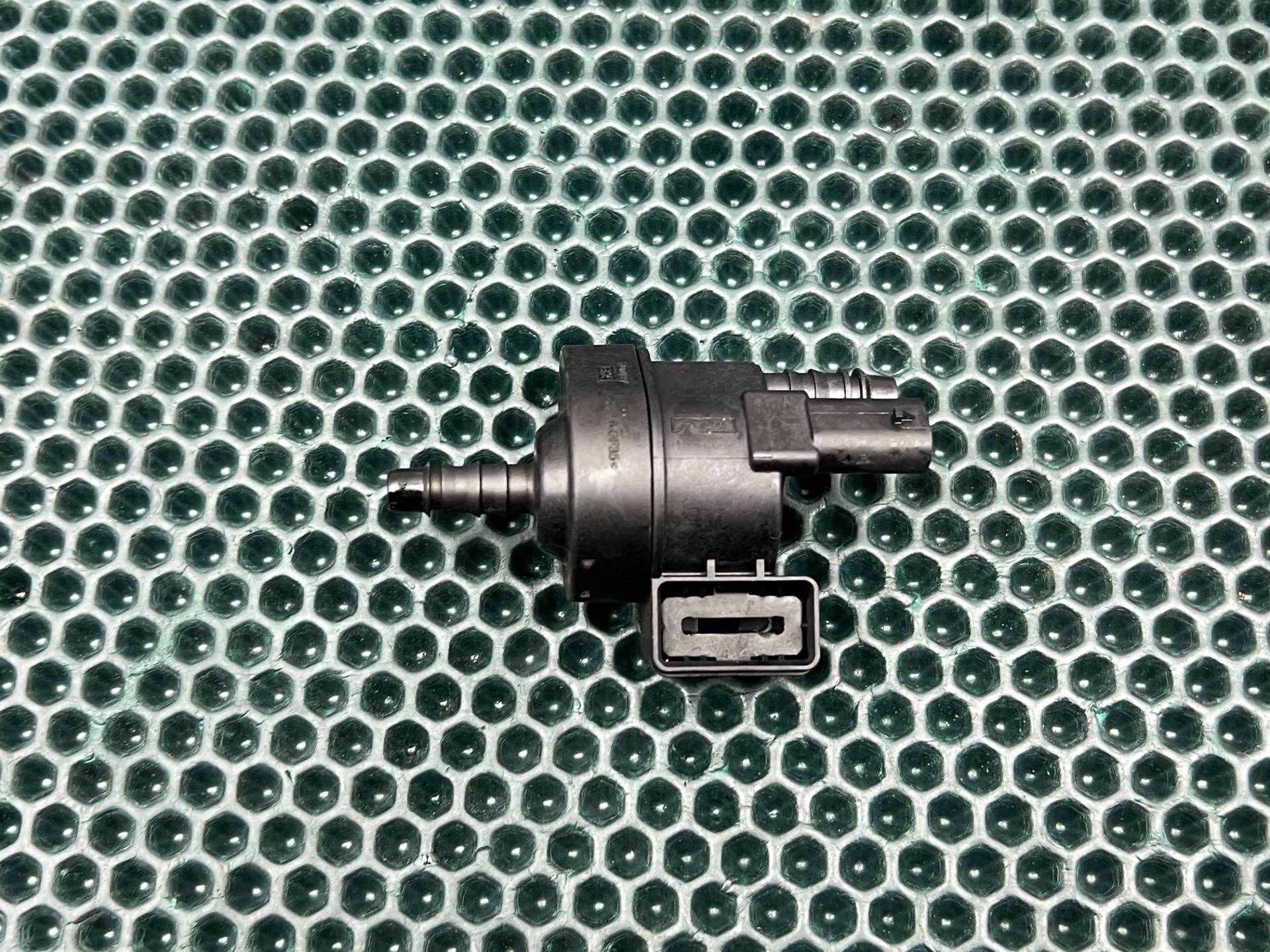 Клапан вентиляции топливного бака Audi TT 8S 2019 OEM 06H906517AE
