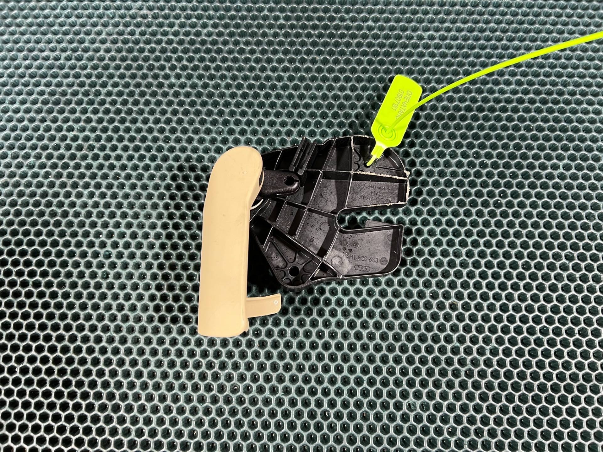 Ручка открывания капота Audi A8 D4/4H 2012 OEM 4H1823533, 4H1823633