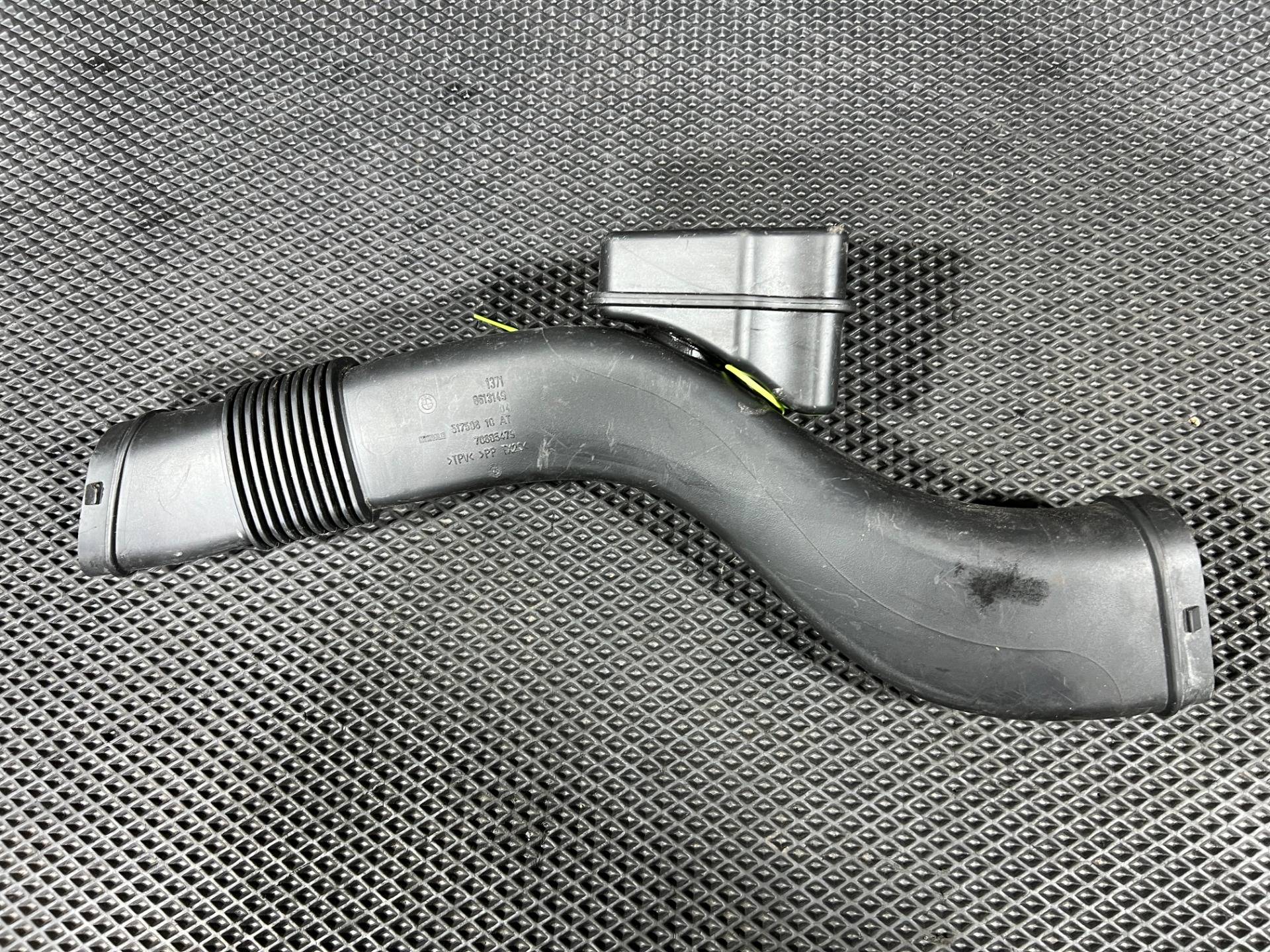 воздуховод BMW 5 G30/G31 2018 OEM 13718613149