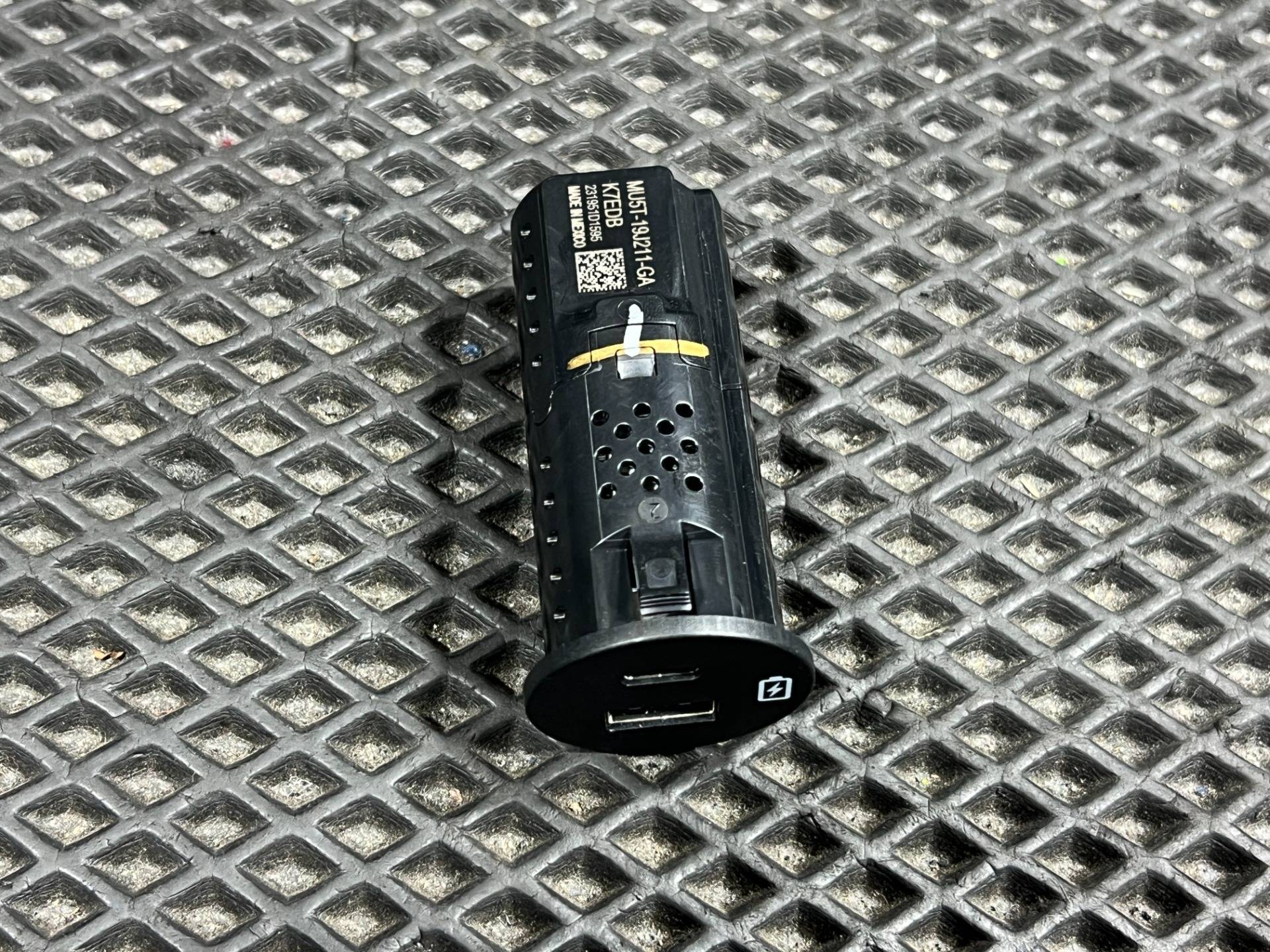 Разъем AUX / USB