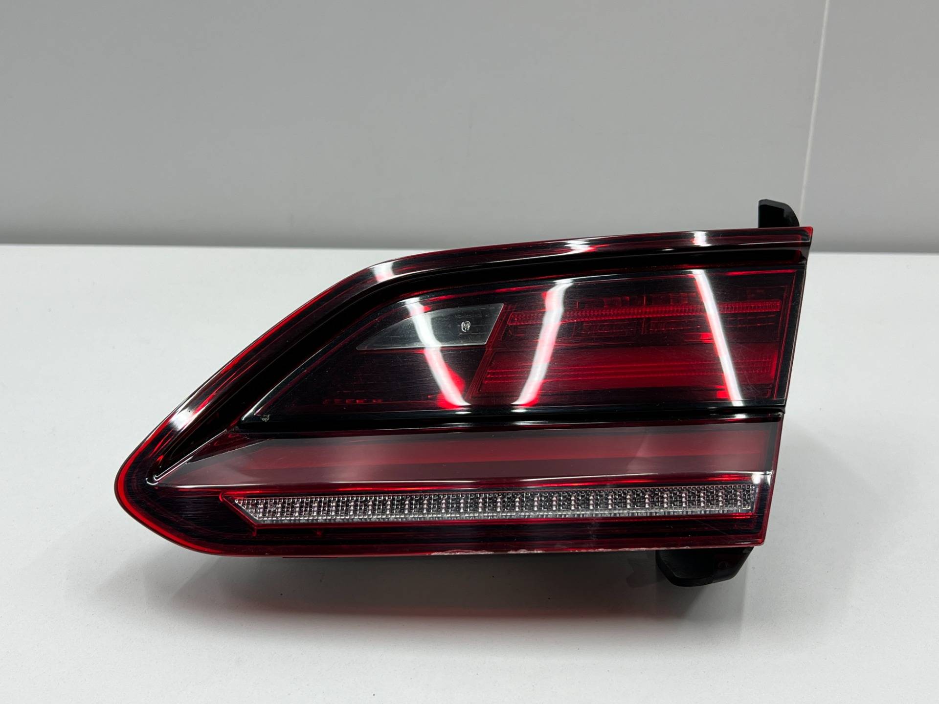 Фонарь крышки багажника правый Volkswagen Arteon 2019 OEM 3G8945308B