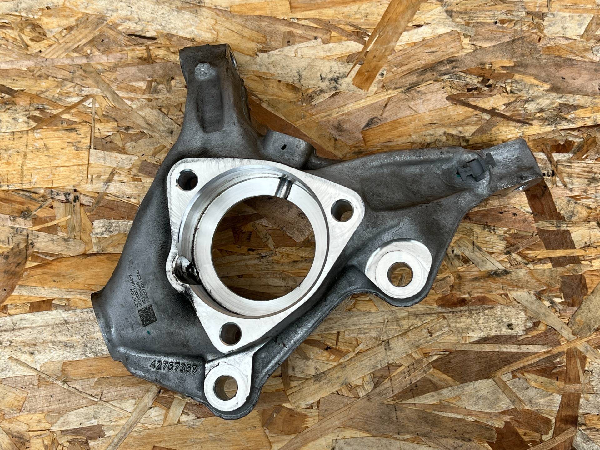 кулак поворотный правый Chevrolet TrailBlazer 3 2023 OEM 42757359, 42481616