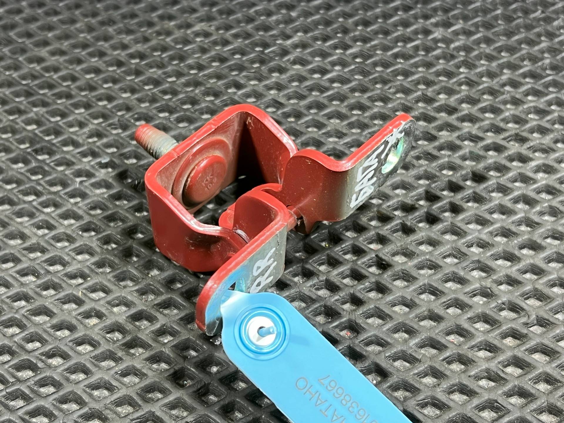 Петля крышки багажника Buick Encore GX рестайлинг 2024 OEM 42757873, 42392688, 94543776, 95133199