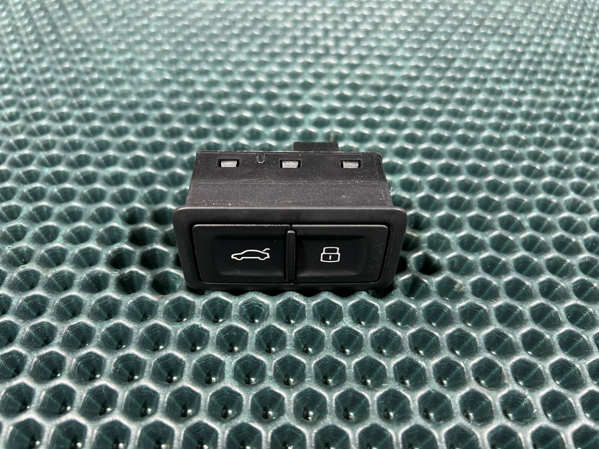 Кнопка открытия багажника Audi A7 4G 2014 OEM 4G0959831B, 4G0959831B5PR