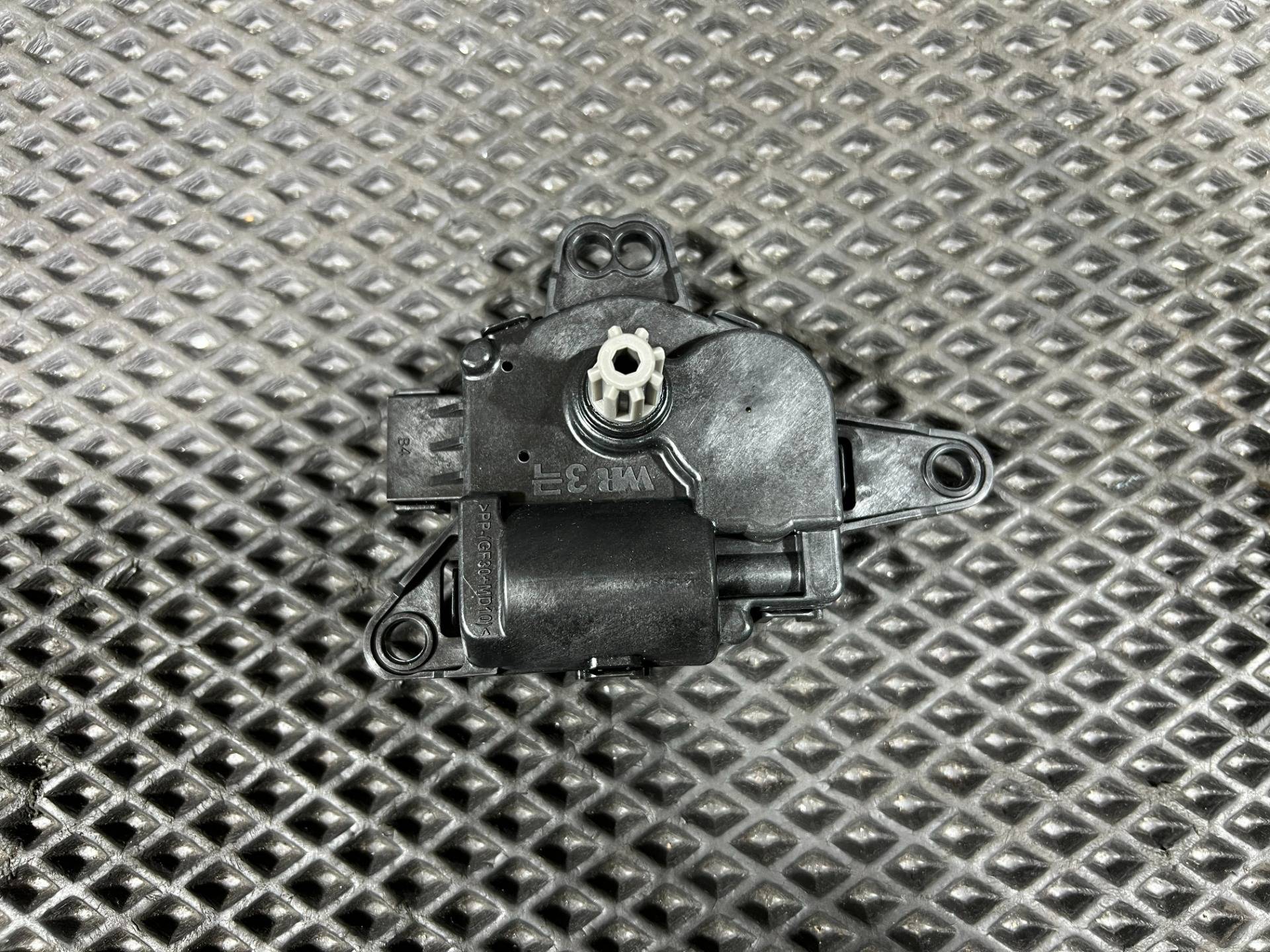 Моторчик заслонки печки Kia Ceed 3 2020 OEM EA1F0-NX5AA