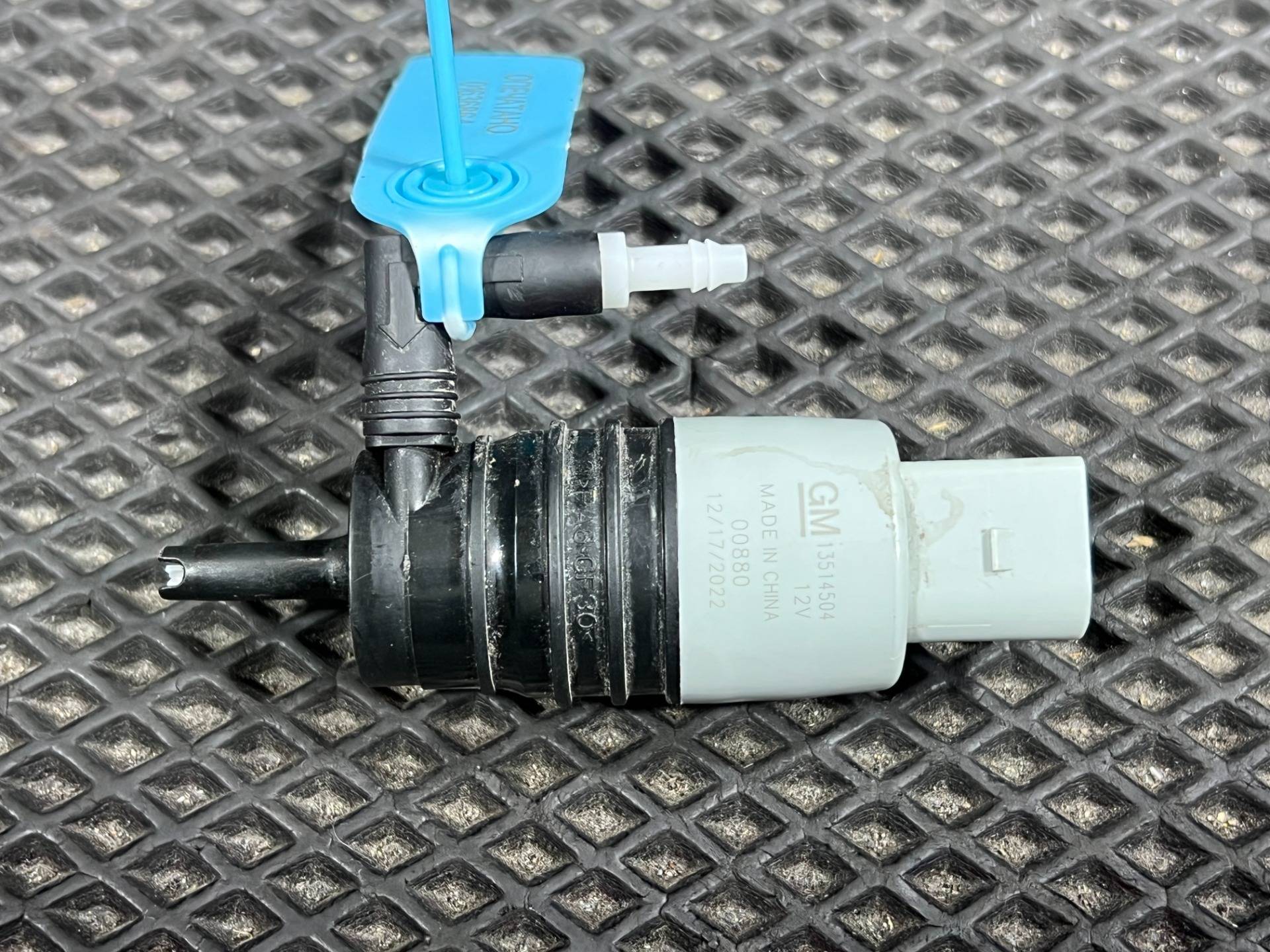 Насос (моторчик) омывателя стекла Cadillac Lyriq 2022 OEM 13514504