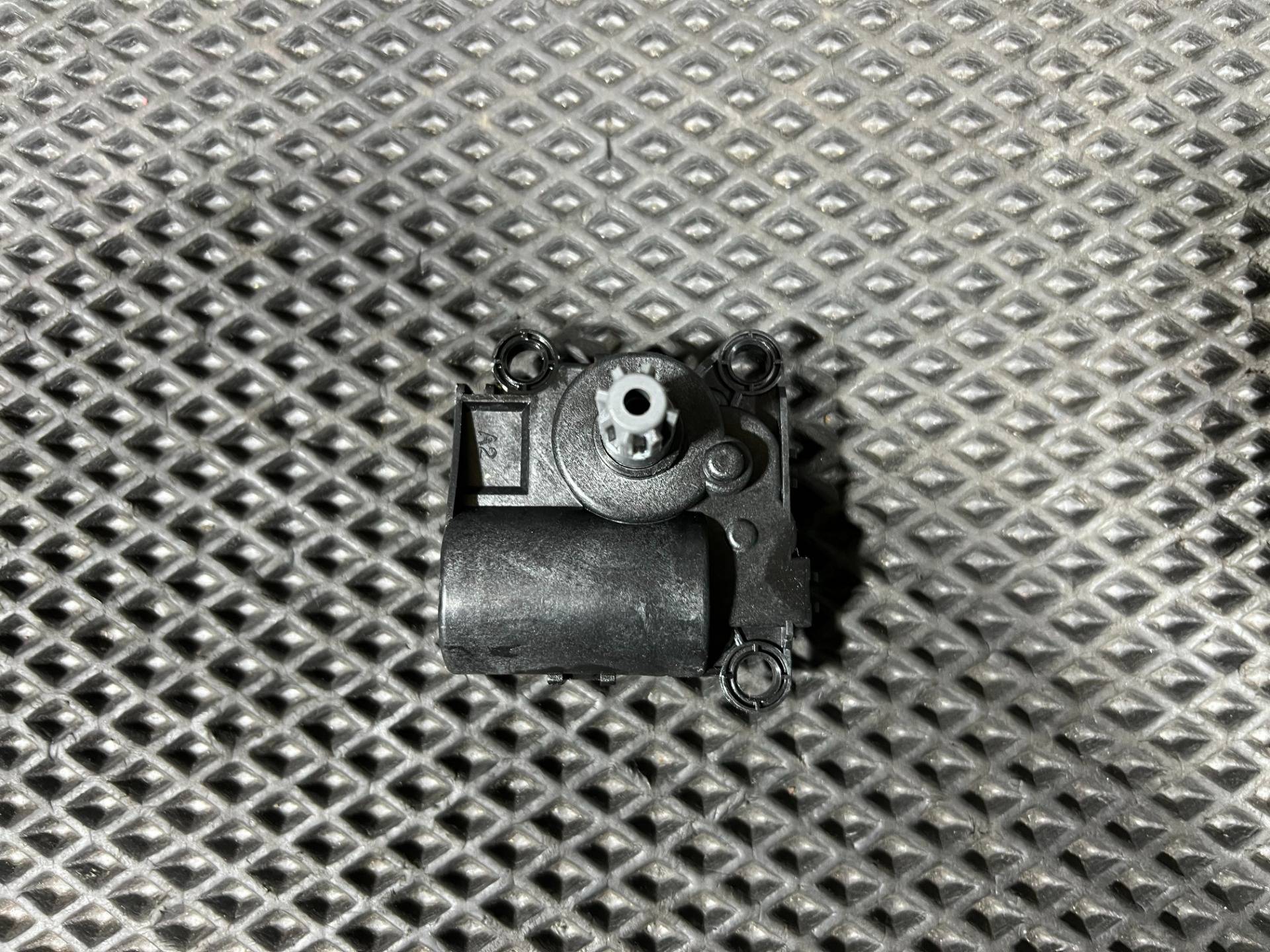 Моторчик заслонки печки Kia Ceed 3 2020 OEM D332-CK8AA04
