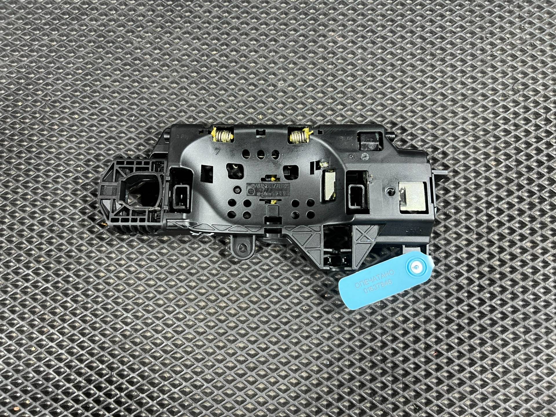 скелет ручки наружной передней правой Audi RS4 B9 рестайлинг 2021 OEM 8W02837812A