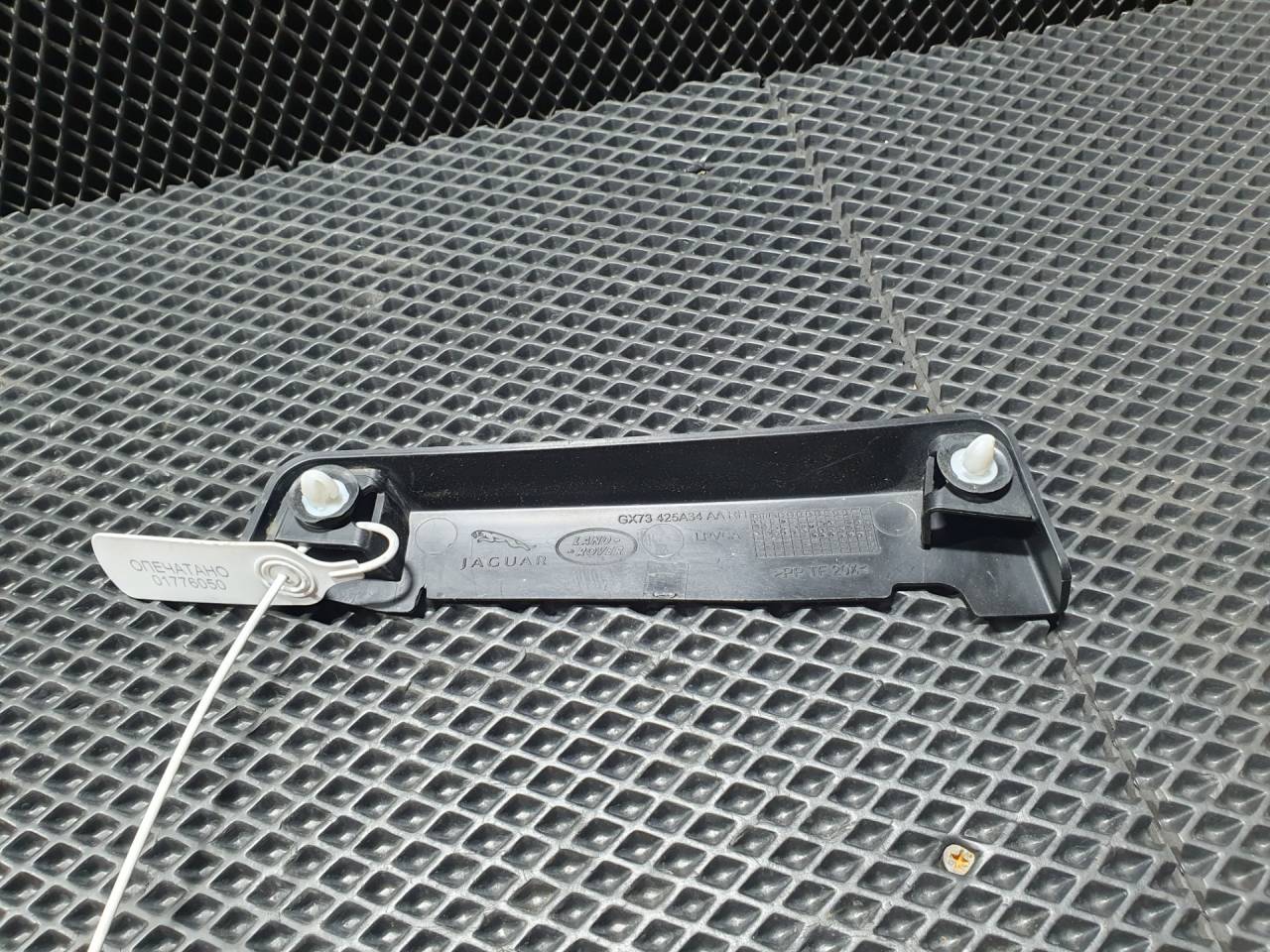накладка двери (крышки) багажника Jaguar XE 1 поколение 2017, 3.0 л., бензин, АКПП, седан, GX73425A34AA, T4N8184 - фото №1