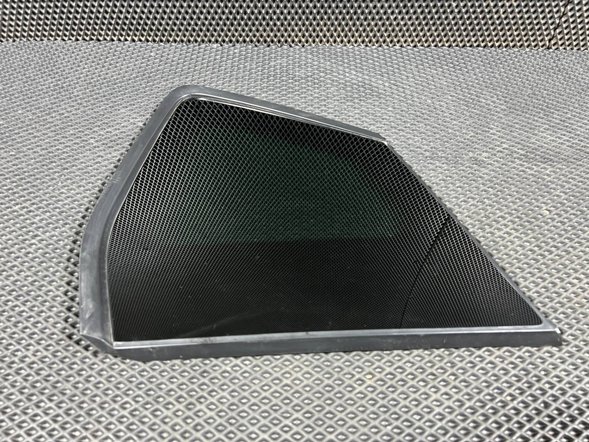 Стекло кузовное боковое правое Nissan Rogue T33 2022 OEM 833006RR0A