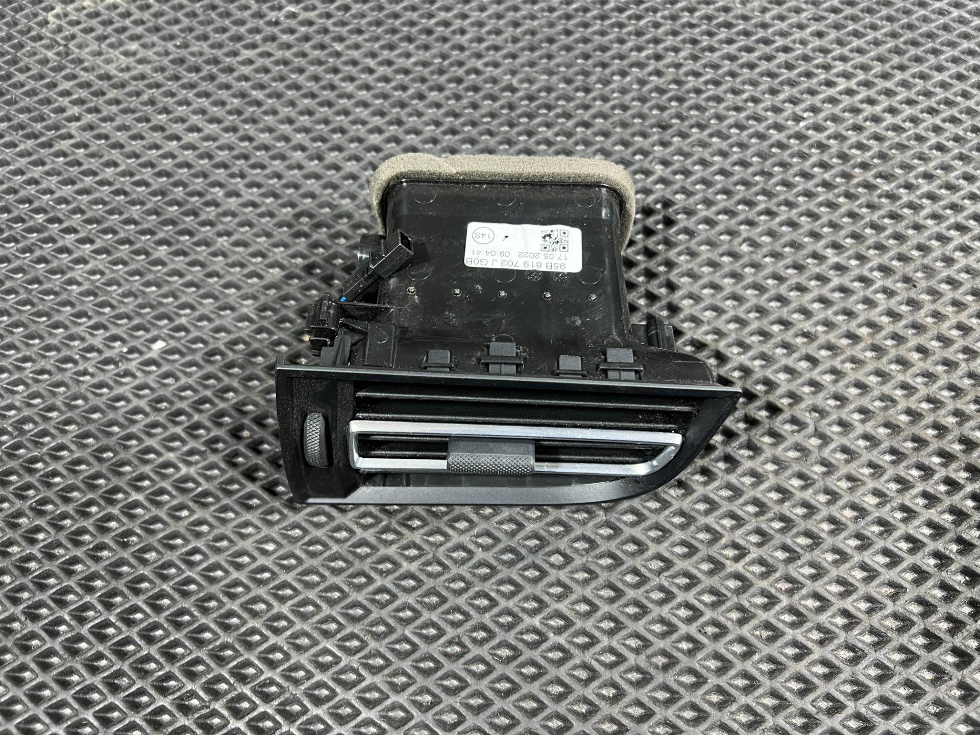 Дефлектор обдува салона Porsche Macan 2-й рестайлинг 2022 OEM 95B819702JG0B, 95B819702J