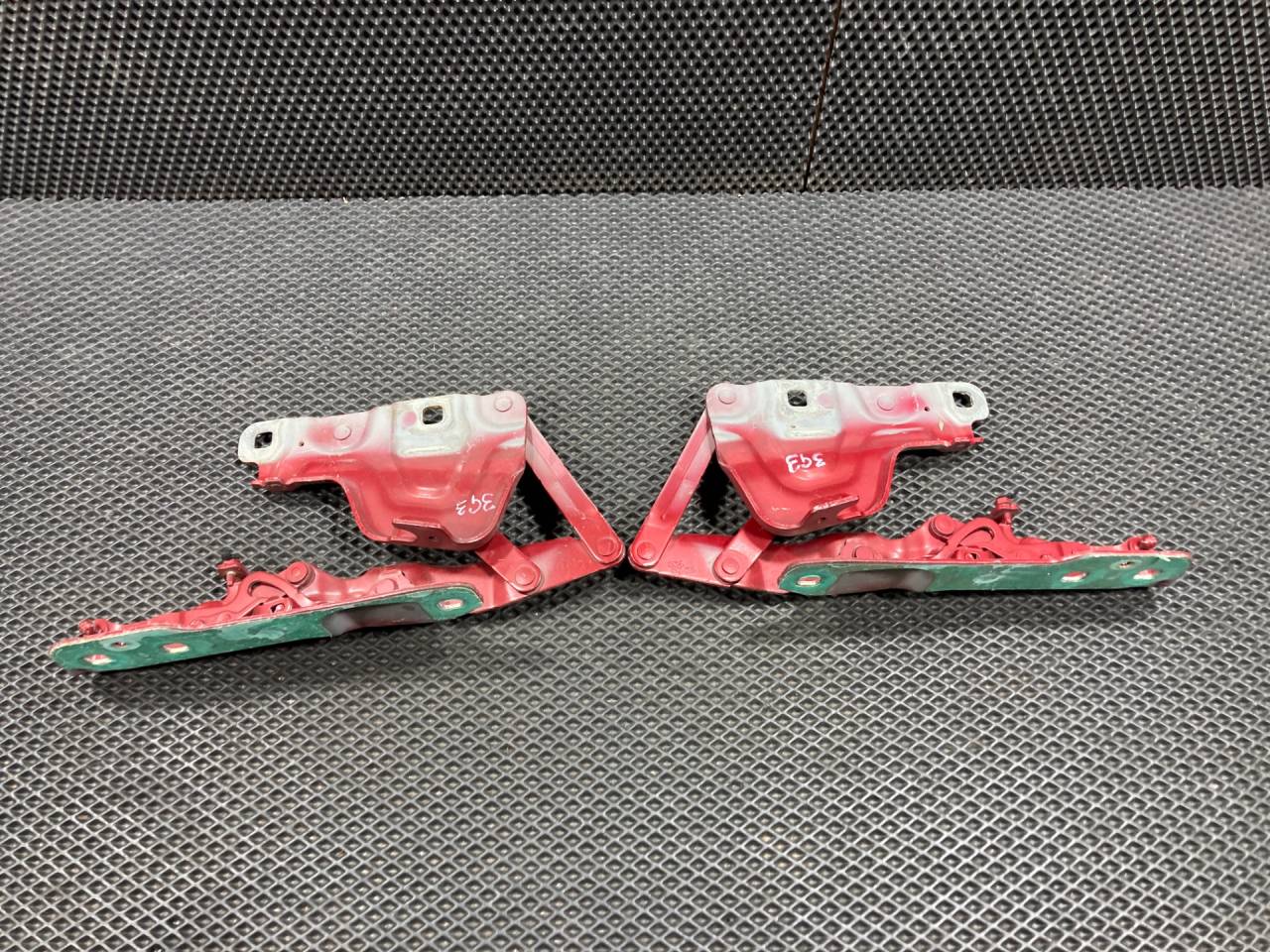 петля капота Jaguar XE 1 поколение X760 2015, 2.0 л., 204PT, бензин, АКПП, седан, GX7316801AE, GX7316800AE, T2H12980, T2H12981 - фото №1