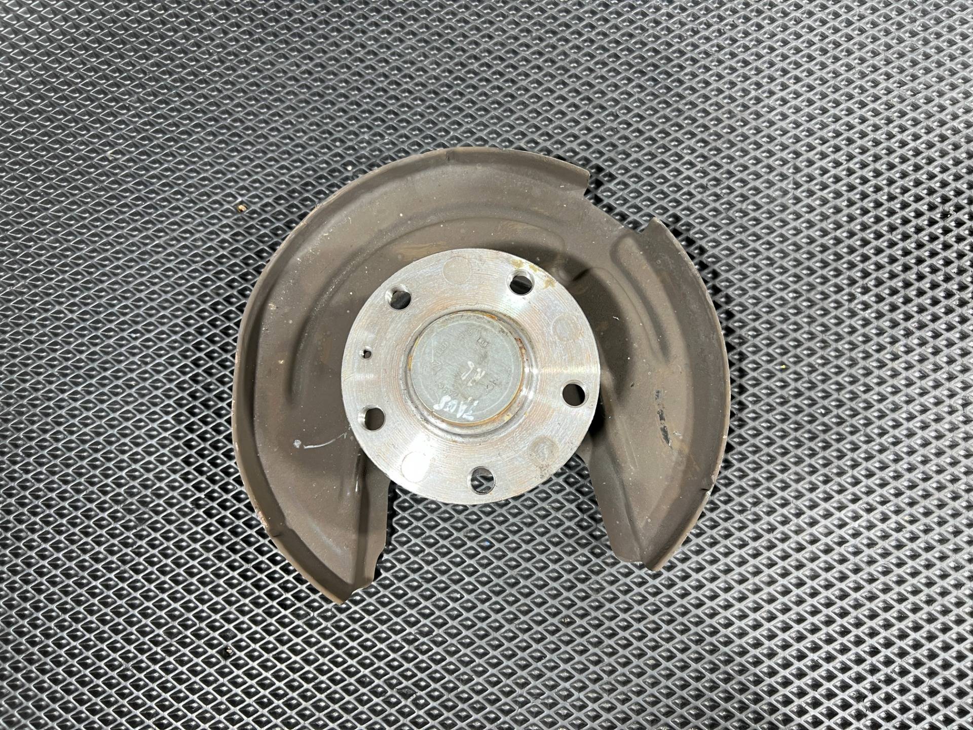 ступица задняя левая Volkswagen Jetta 7 2023 OEM 5QM501611, 5Q0615611P
