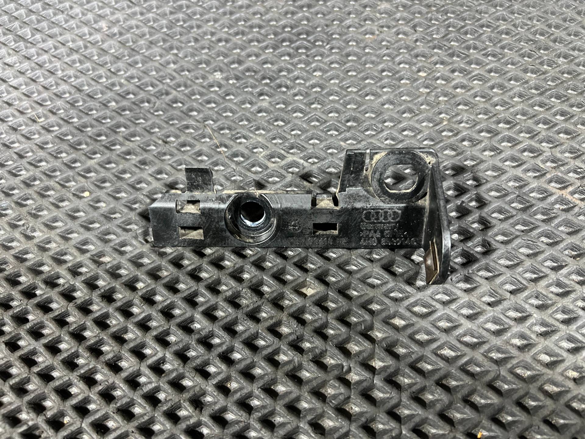 Кронштейн крепления крыла Audi A8 D4/4H 2013 OEM 4H0853914C