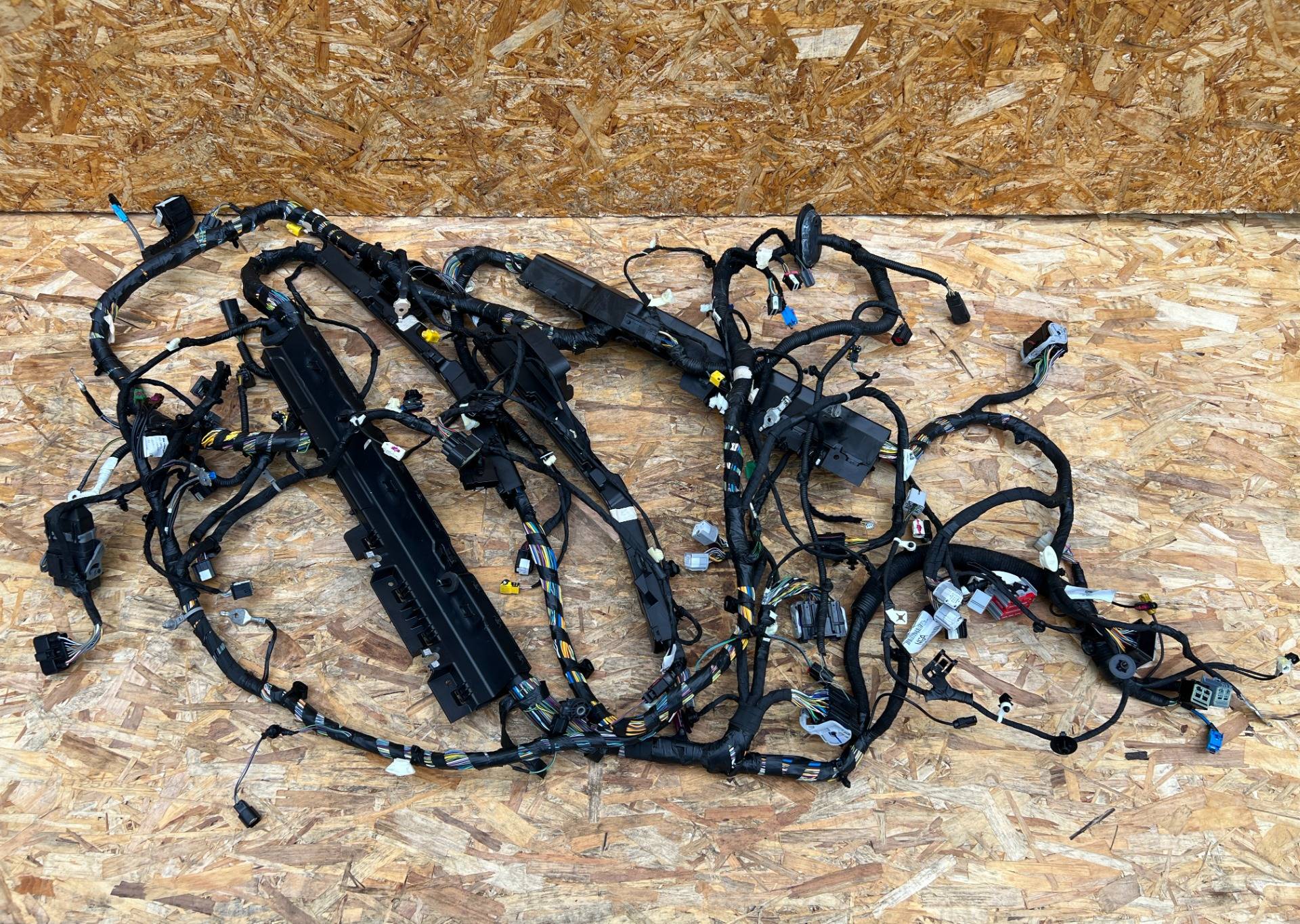 проводка салона Ford Mustang Mach-E 2023 OEM PJ8T14A005NGA