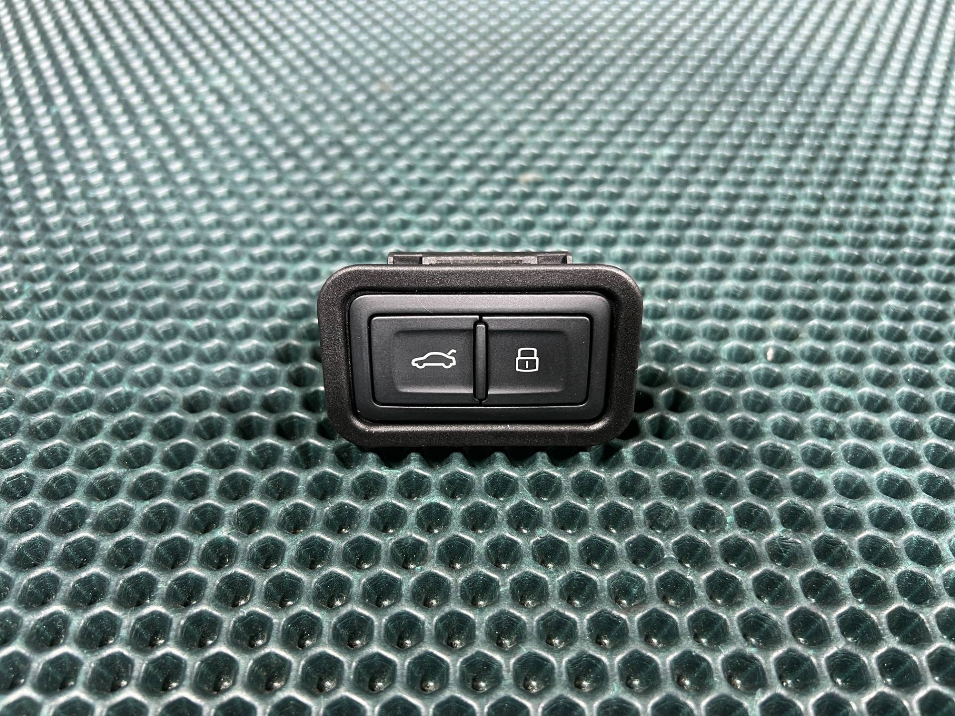 Кнопка открытия багажника Audi A7 4G 2016 OEM 4G0959831B, 4G0959831B5PR