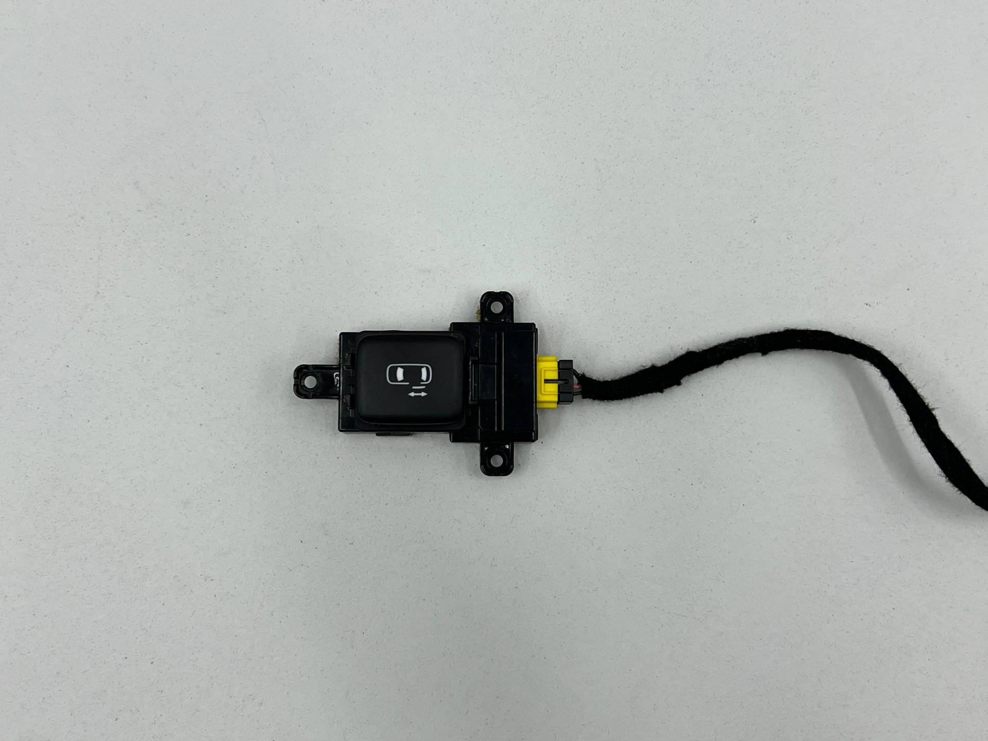 Кнопка (выключатель) Kia Carnival 4 2022 OEM 83880R0000