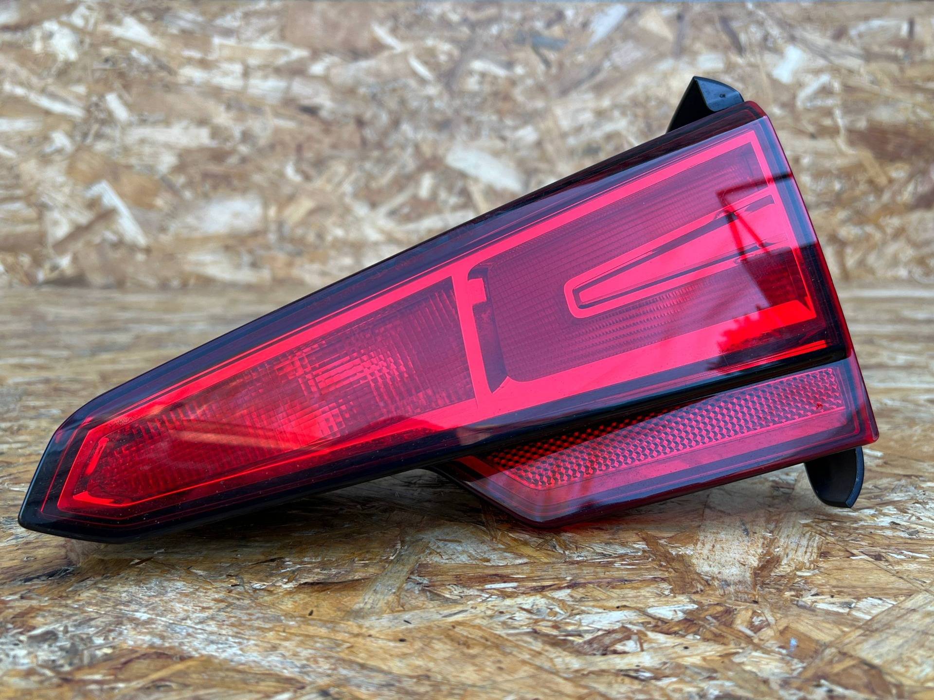 Фонарь крышки багажника правый Audi A4 B9 2016 OEM 8W5945076