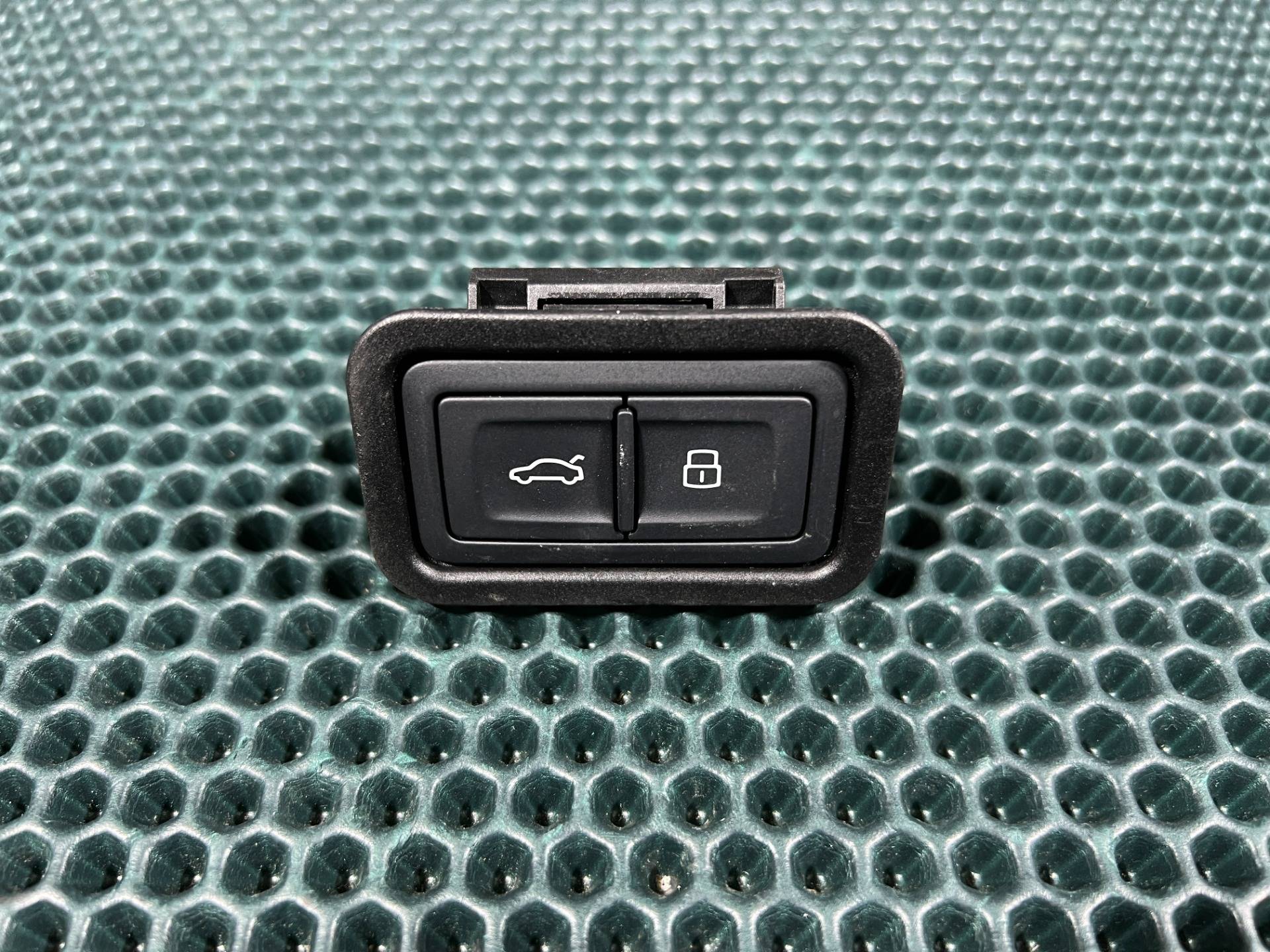 Кнопка открытия багажника Audi A7 4G 2014 OEM 4G0959831B, 4G0959831B5PR