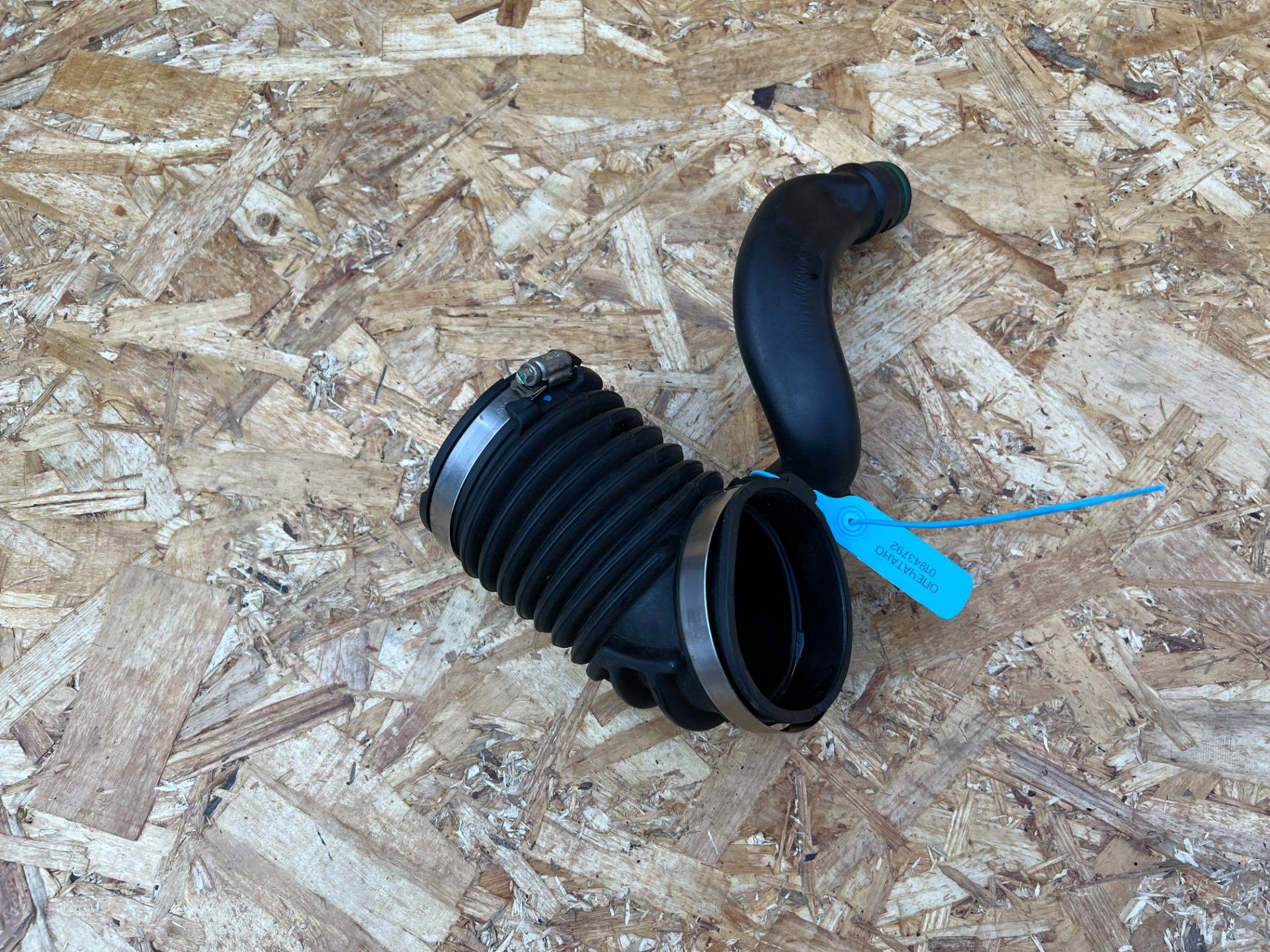 Патрубок воздушного фильтра BMW X6 G06 2017 OEM 1300452