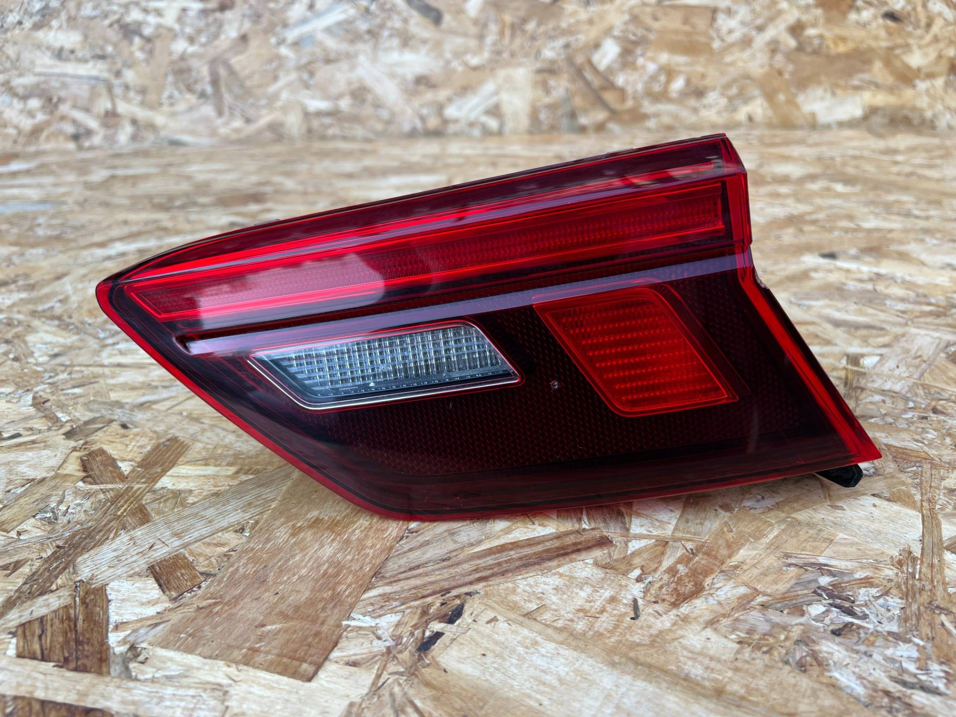 Фонарь крышки багажника правый Volkswagen Tiguan 2 2024 OEM 5NN945094