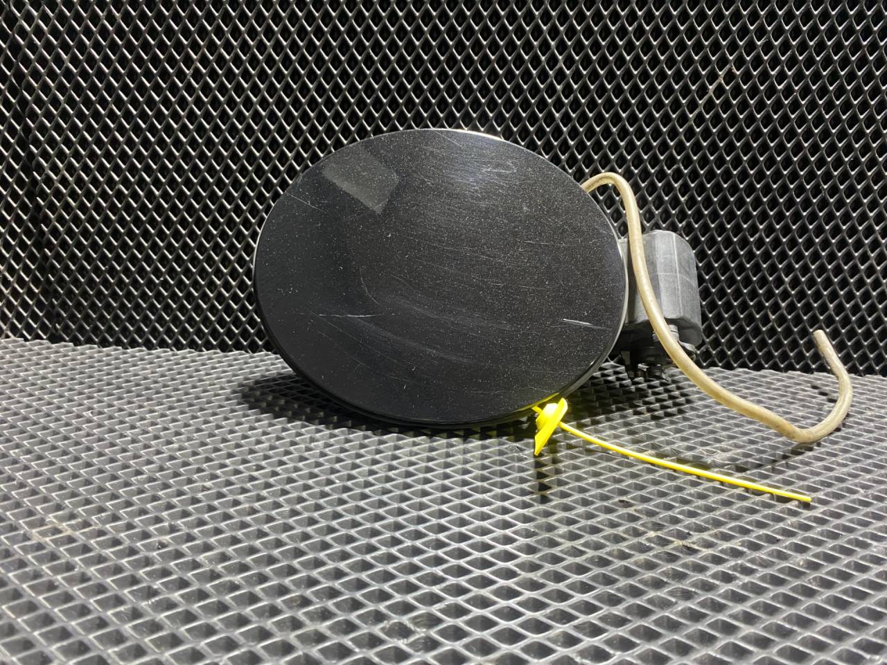 лючок топливного бака Land Rover Discovery 5 поколение 2017, 3.0 л., 306PS, бензин, АКПП, внедорожник 5 дв., HY3227936AB, LR082846, LR104418, LR082814 - фото №1