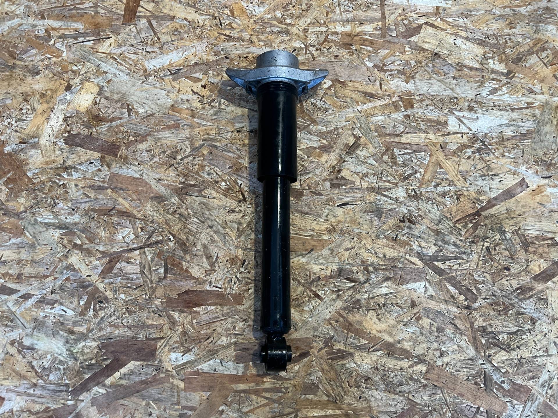 амортизатор задний Nissan Rogue T33 2022 OEM 562106RA1D