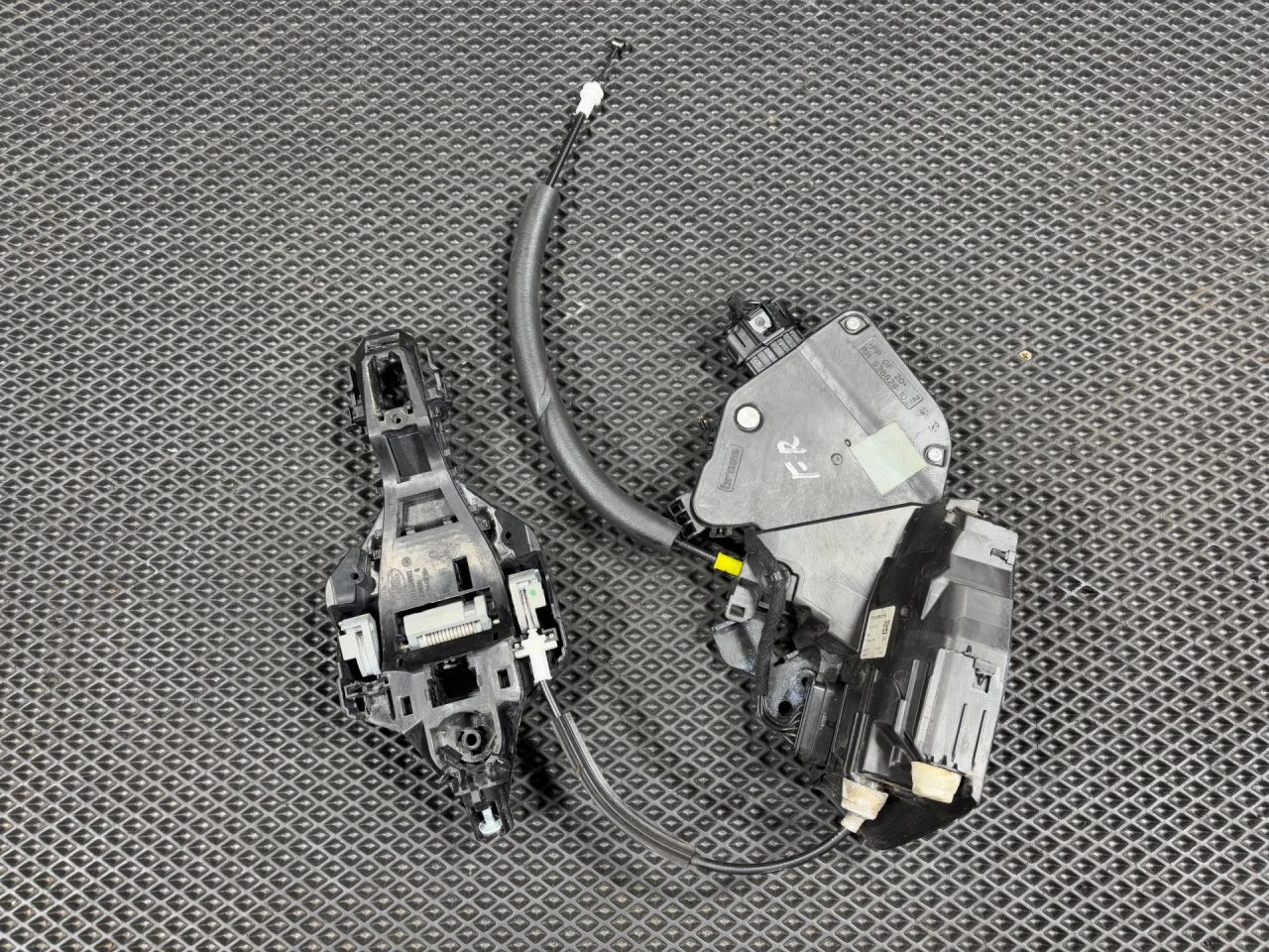 замок двери передней правой Land Rover Discovery 5 поколение L462 2017, 3.0 л., 306PS, бензин, АКПП, внедорожник 5 дв., HY32203A28HB, LR078708, LR038409, LR048236, LR053671, LR063609 - фото №1