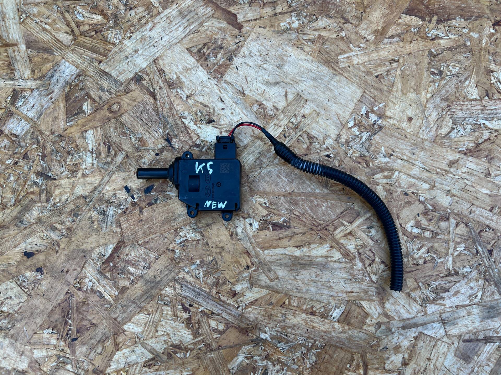 Активатор замка крышки топливного бака Kia K5 3 2025 OEM 81560L2000