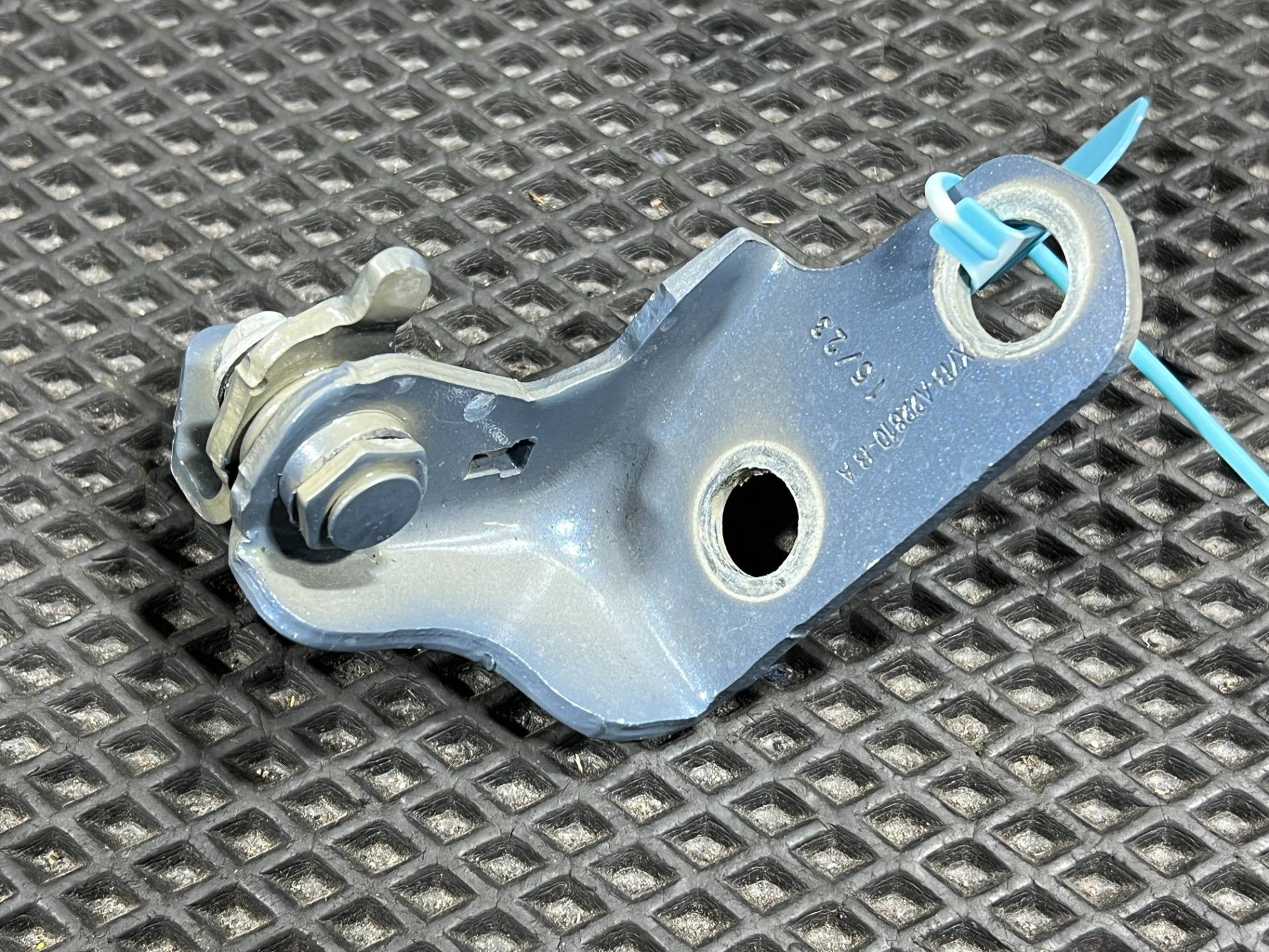 петля двери передней правой Ford Mustang Mach-E 2023 OEM JX7BA22810BA