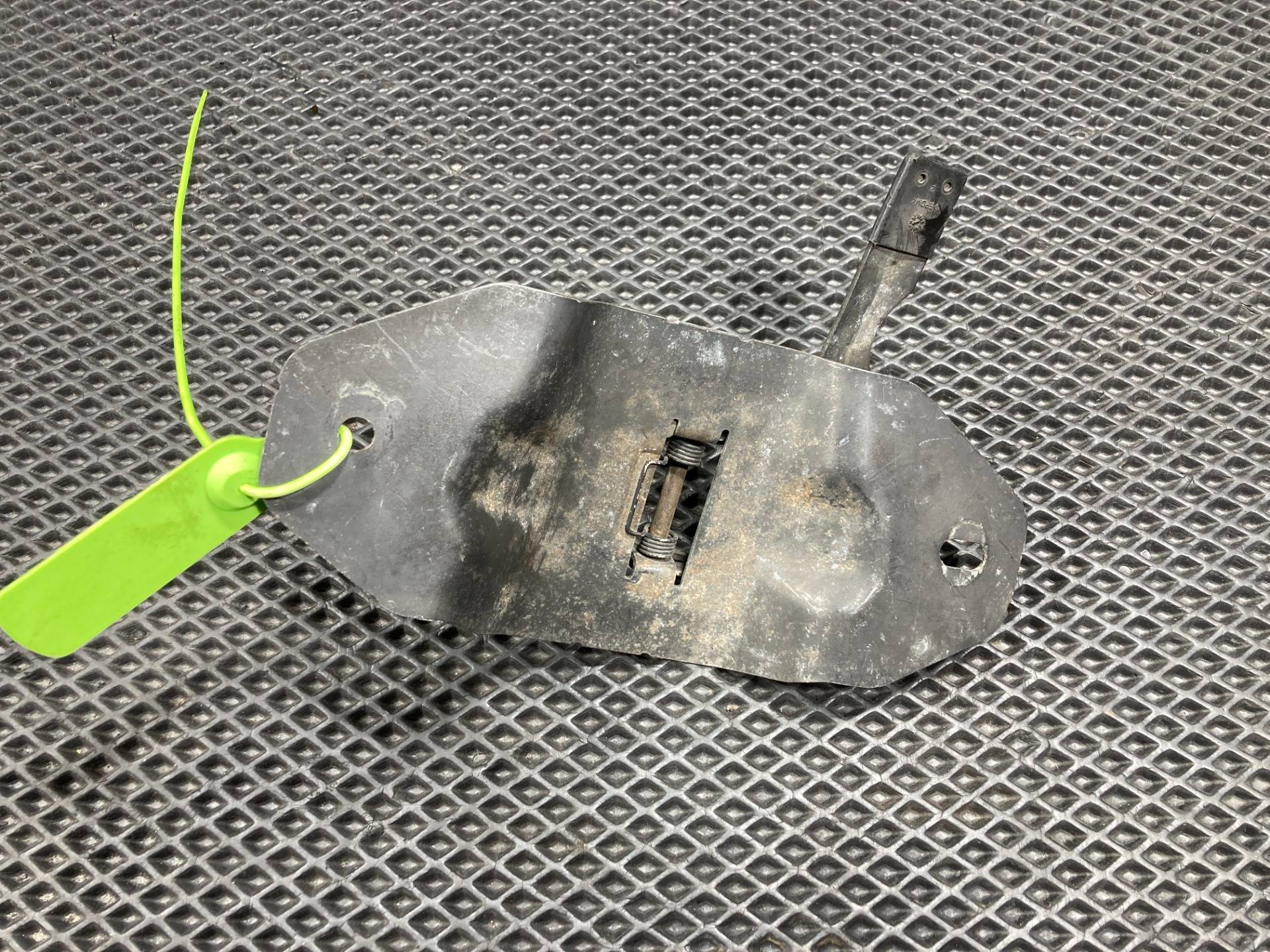 Крюк капота Land Rover Discovery Sport 2017 OEM FK7216892AC, LR058516, LR073063