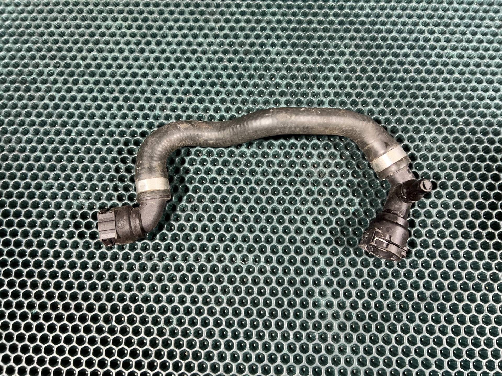 Патрубок расширительного бачка BMW 5 G30/G31 2018 OEM 17128602680