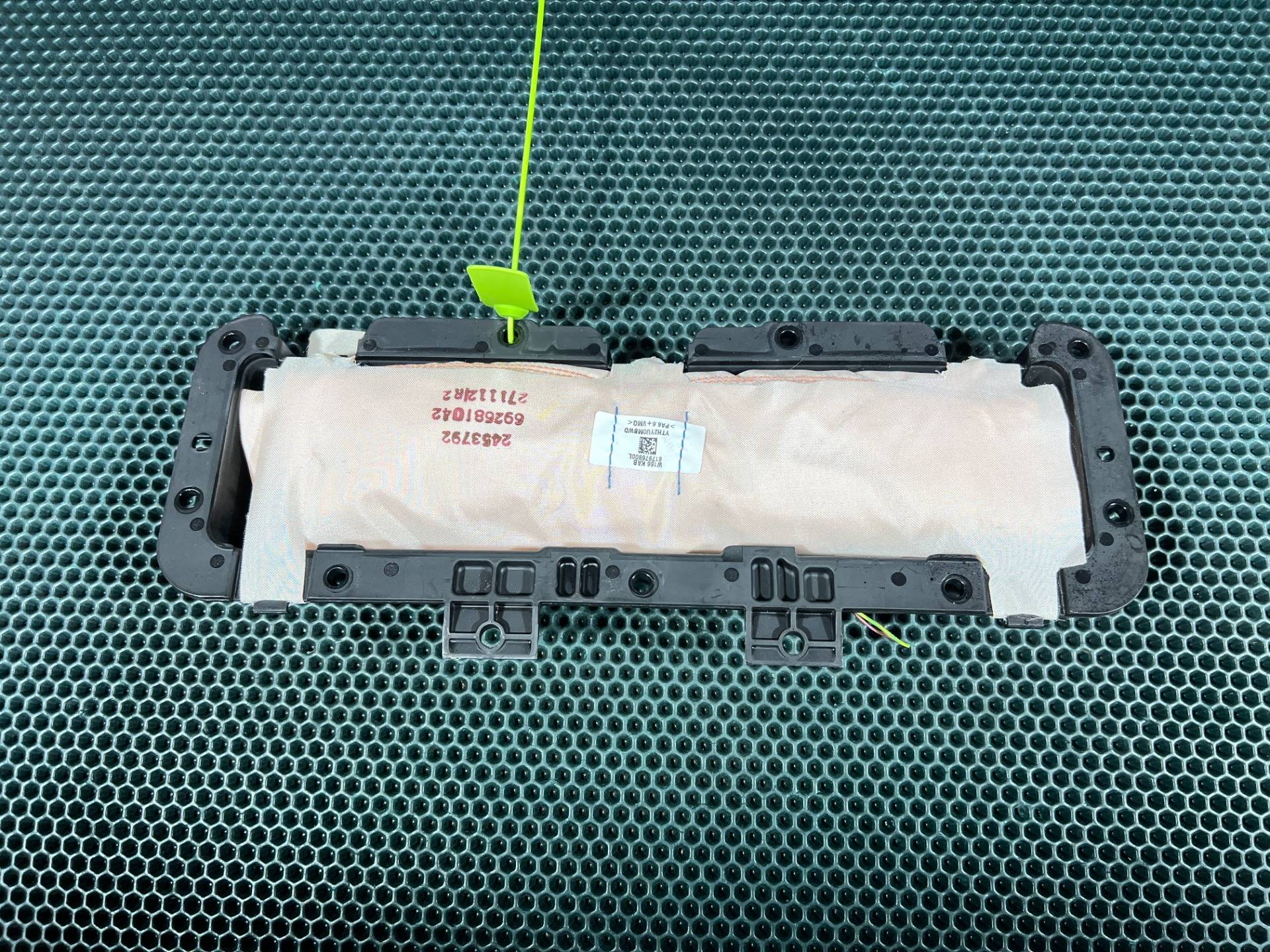 Подушка безопасности коленная Mercedes-Benz ML W166 2017 OEM 1668600102