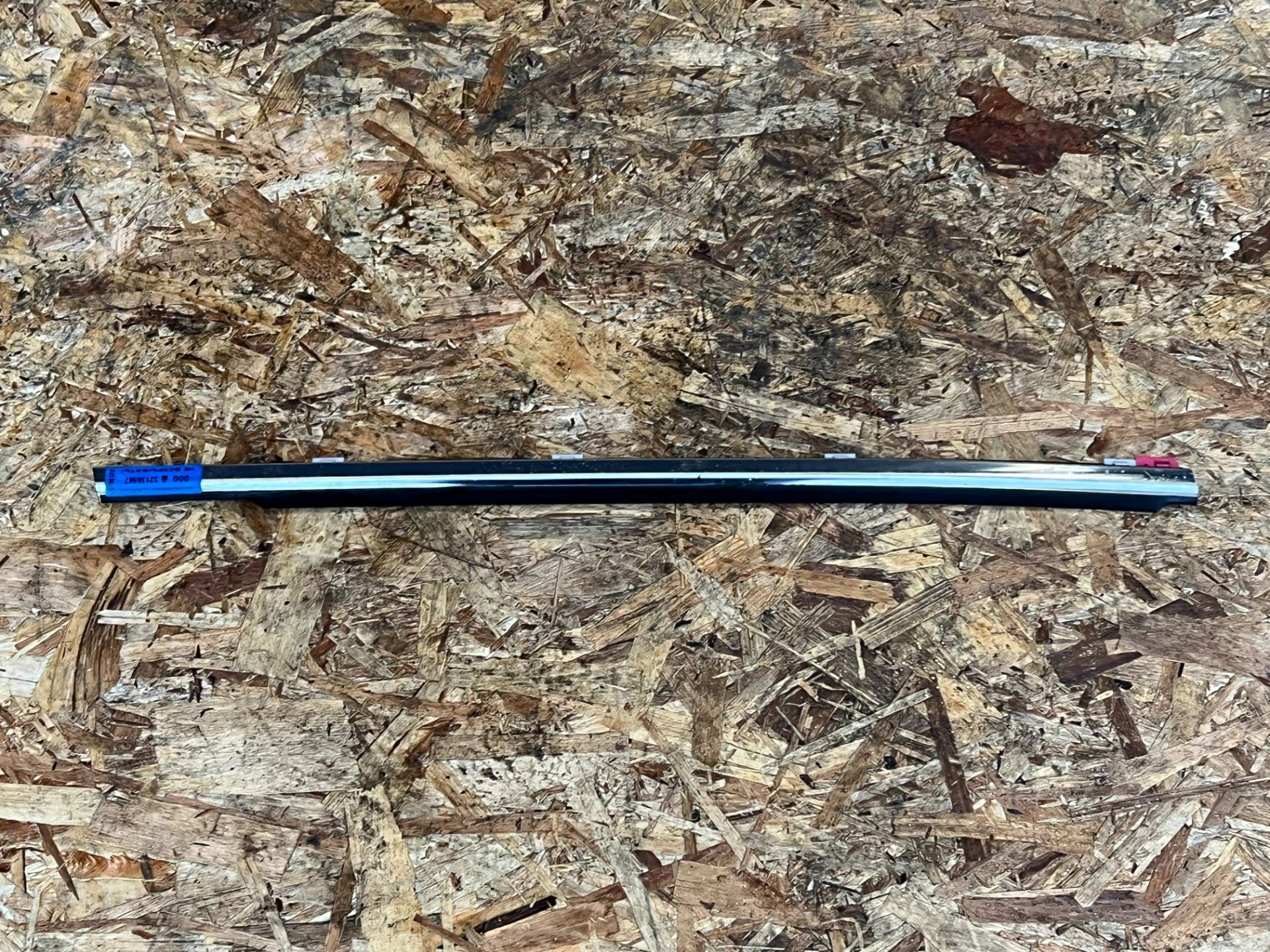 Молдинг двери задней правой Genesis G70 2019 OEM 83220-G9000