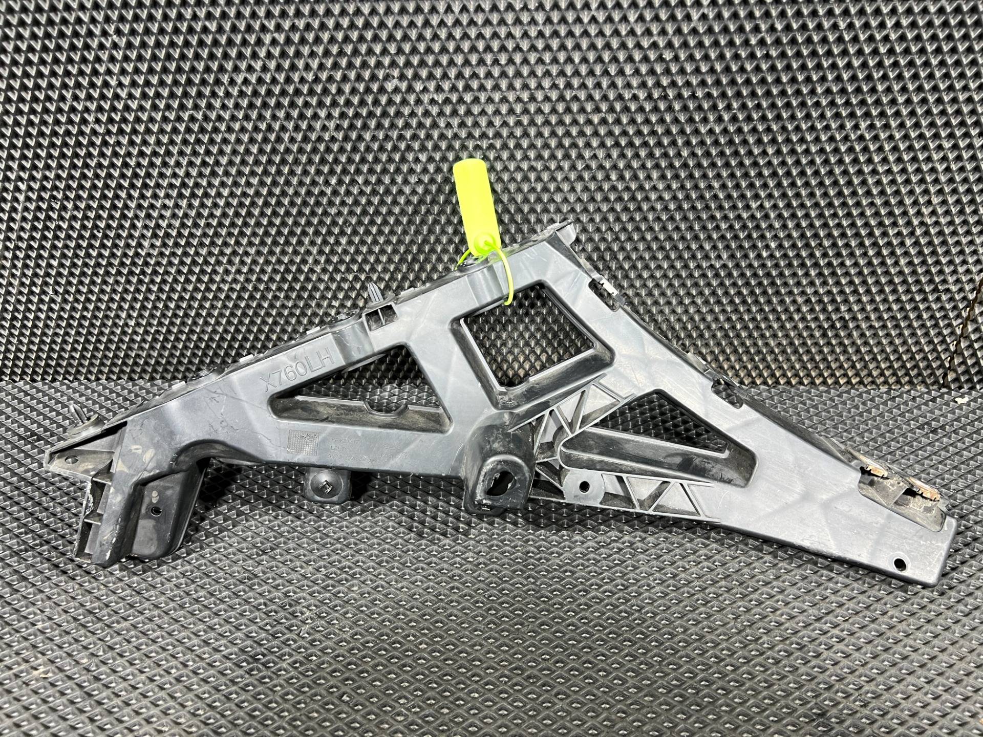 кронштейн крепления бампера заднего Jaguar XE X760 2016 OEM GX7317A882AB, T4N13779, T4N3041