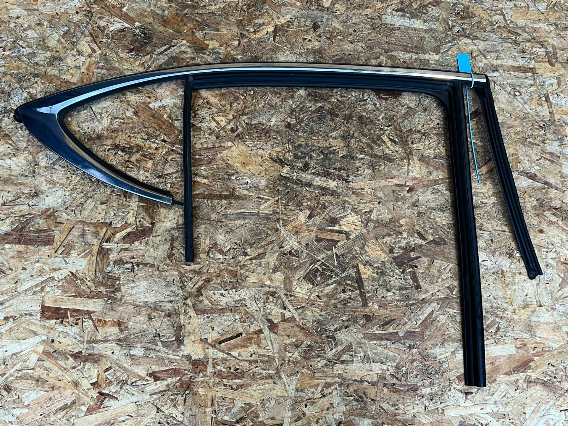 Молдинг двери задней правой Genesis G70 2019 OEM 83864-G9000