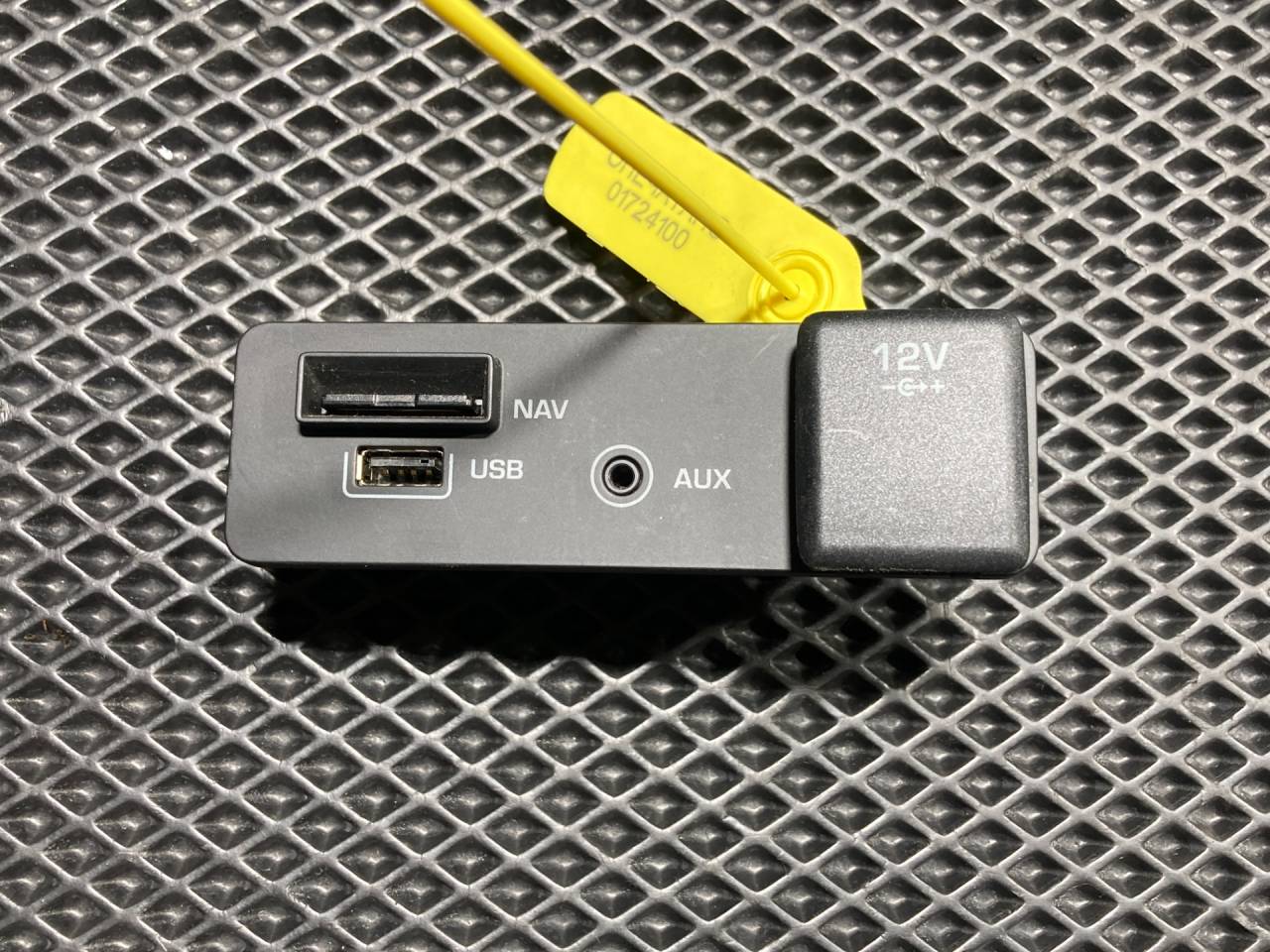 разъем AUX / USB Jaguar XE 1 поколение X760 2019, 2.0 л., бензин, АКПП, седан, FK72-19C166-BD, C2D57634, C2D42798, C2D44065, C2D50848, C2D51466, C2D42800, FK7219C166BC, FK7210E898BC - фото №1