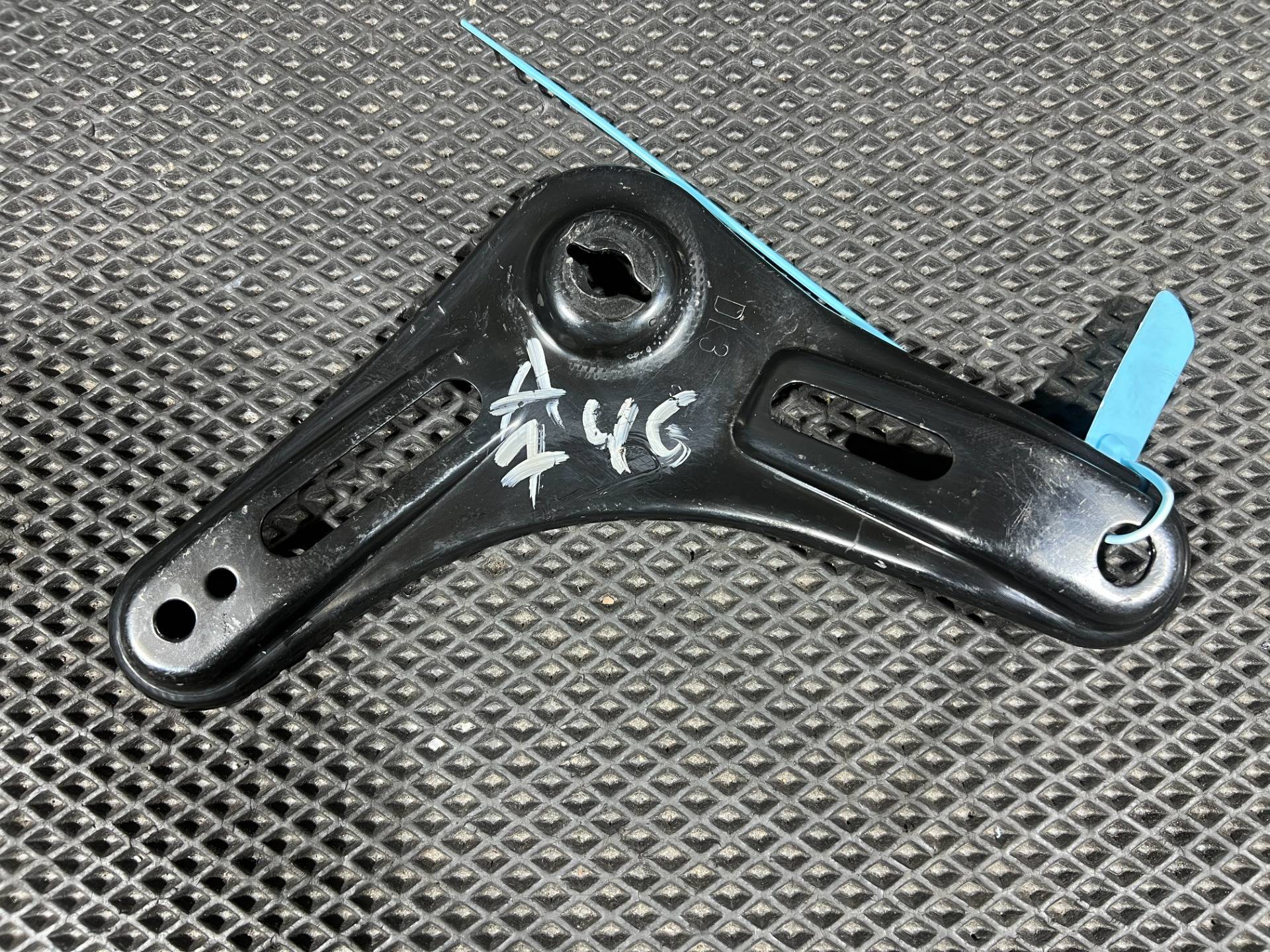 Кронштейн крепления балки подвески Kia K5 3 2022 OEM 62471L2000