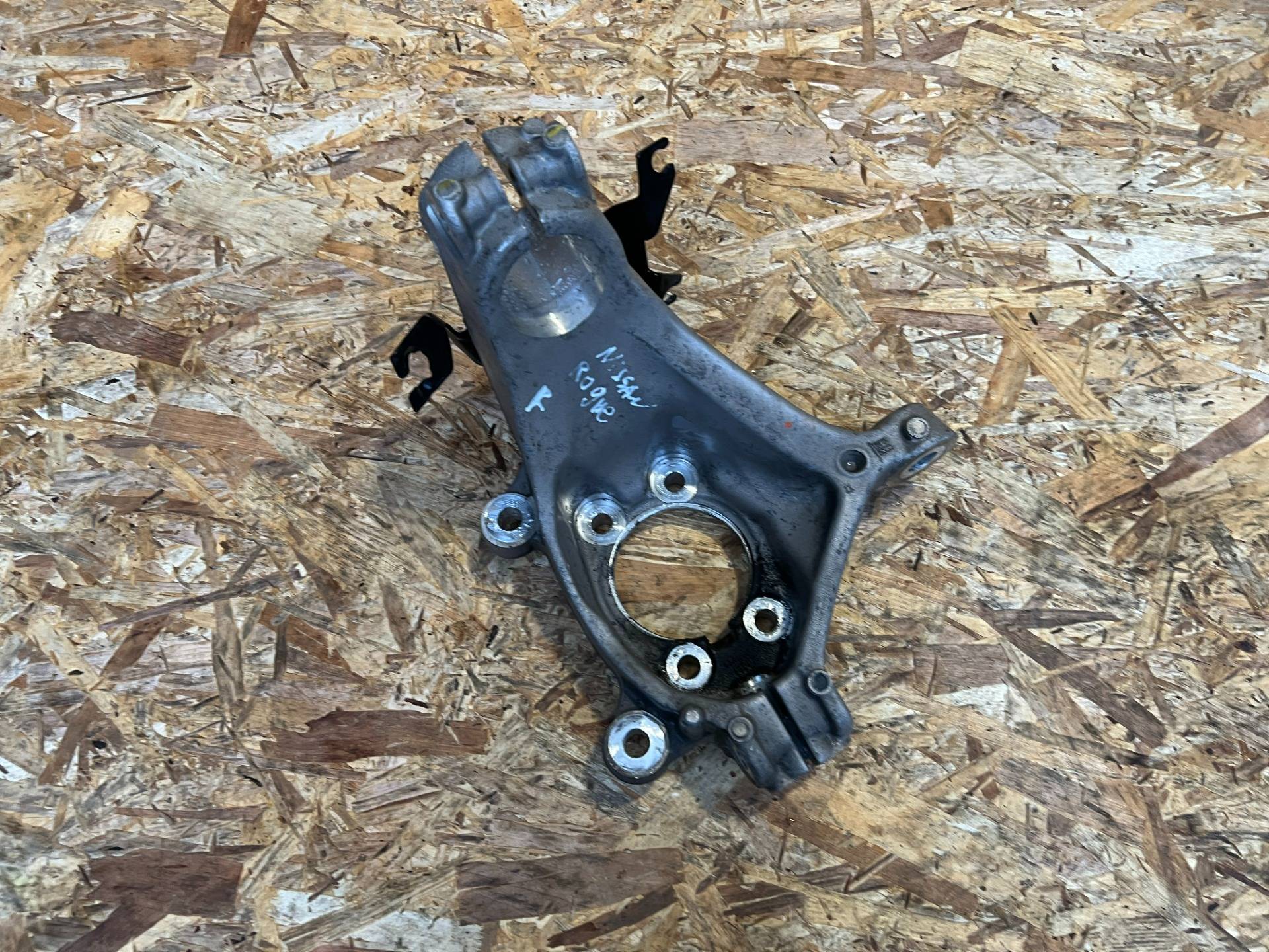 кулак поворотный правый Nissan Rogue T33 2022 OEM 400146RA0A