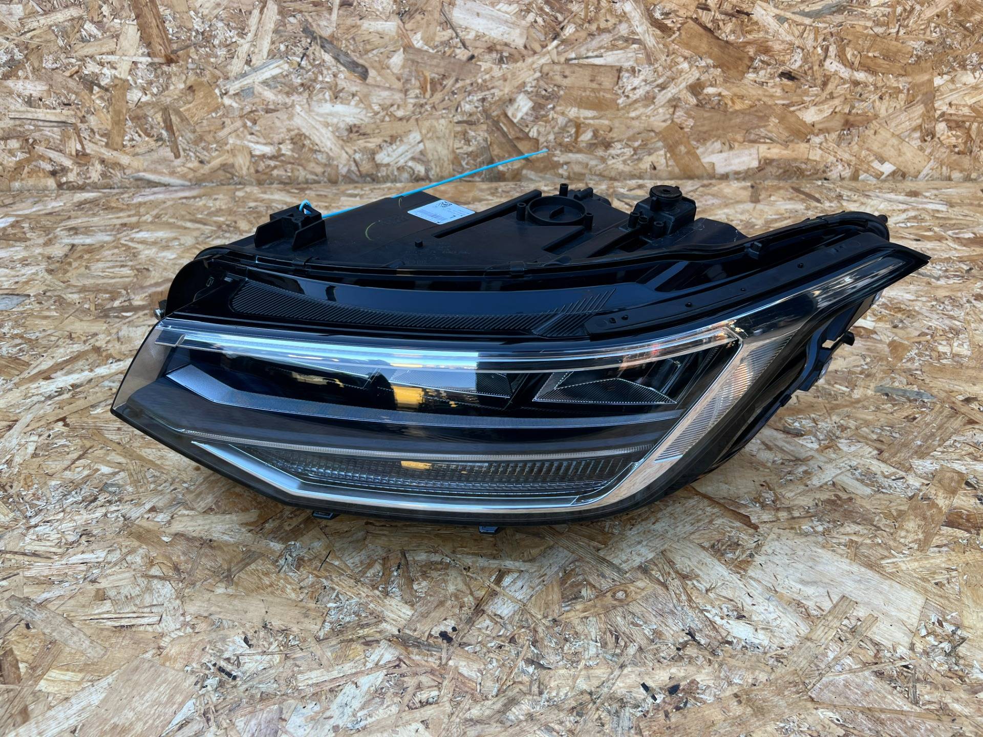 Фара левая Volkswagen Tiguan 2 2024 OEM 5NL941035A